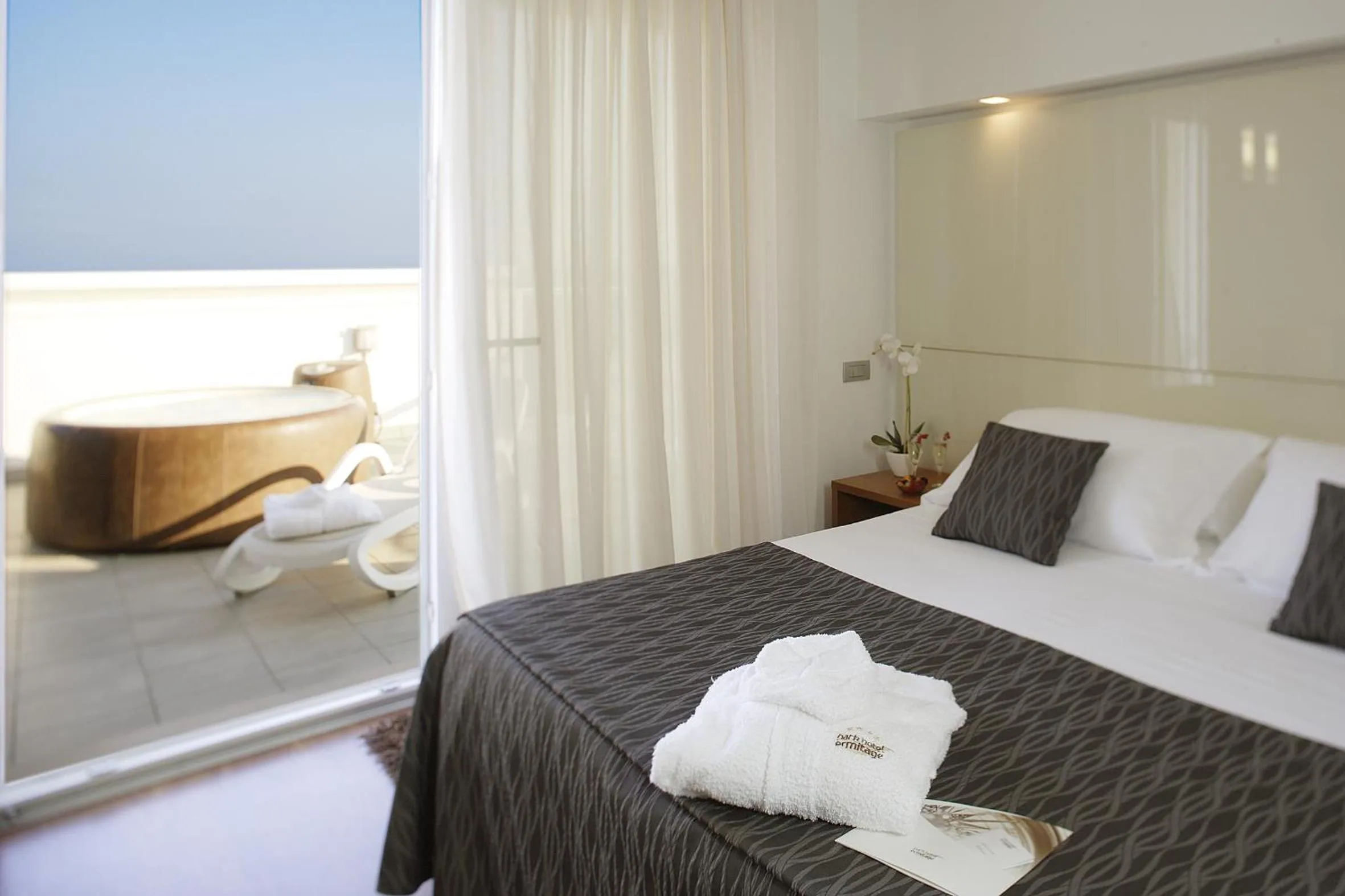 Bed in Park Hotel Ermitage Resort & Spa