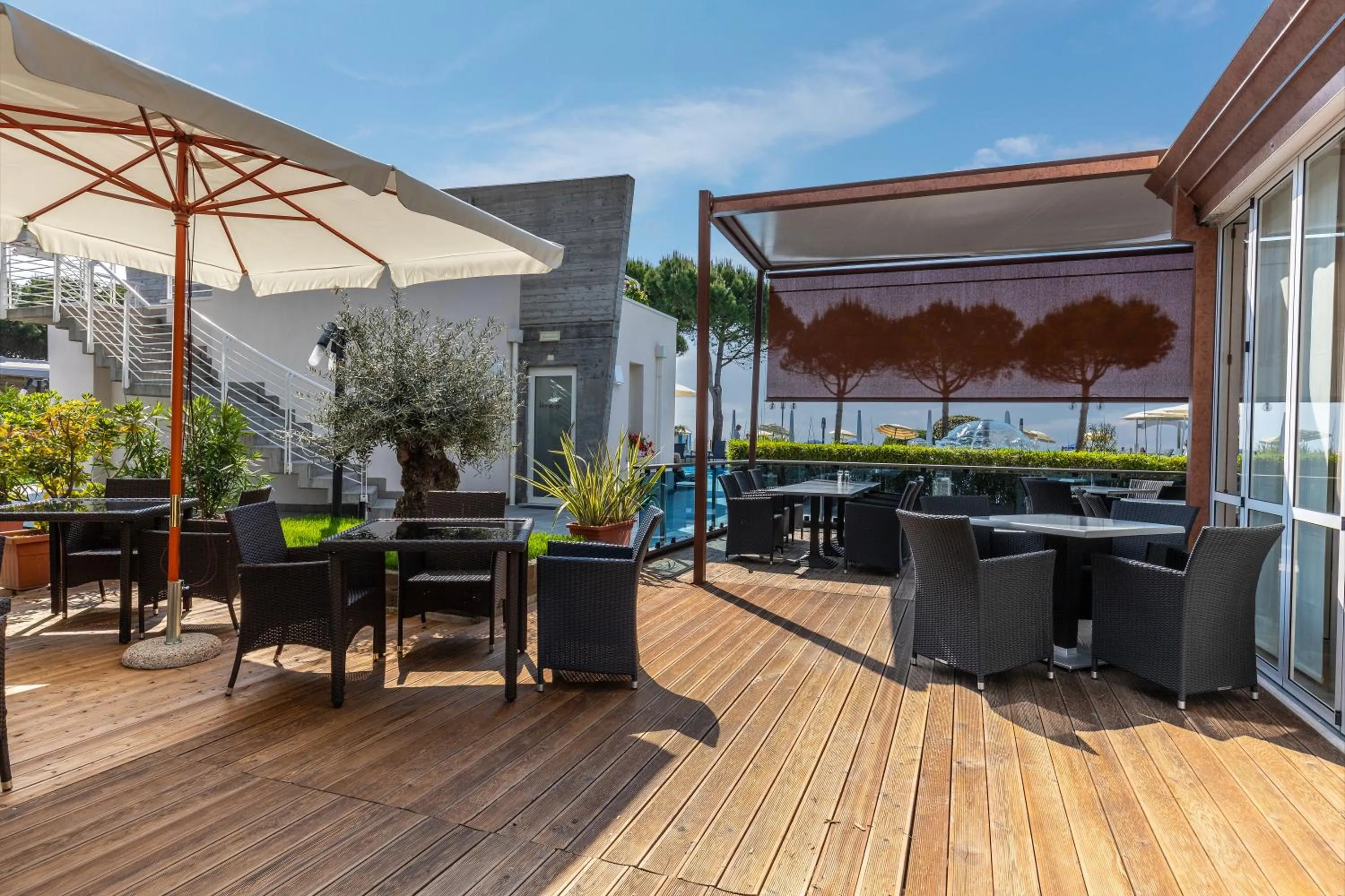 Patio in Park Hotel Ermitage Resort & Spa