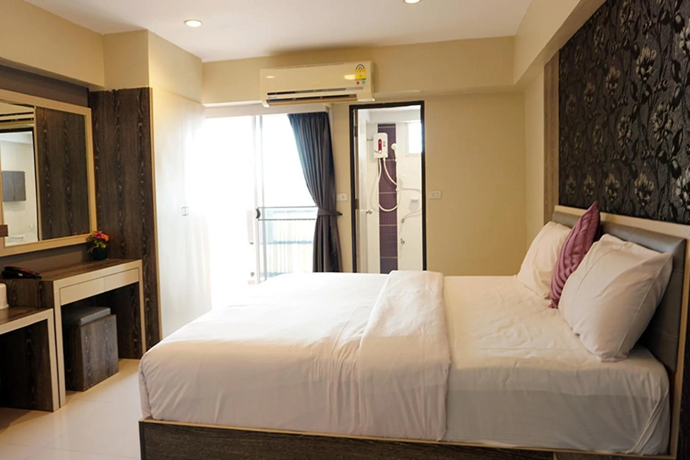 Bed in Latin Garden Hotel