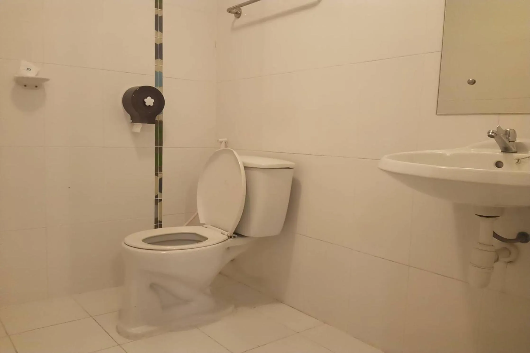 Toilet in Latin Garden Hotel