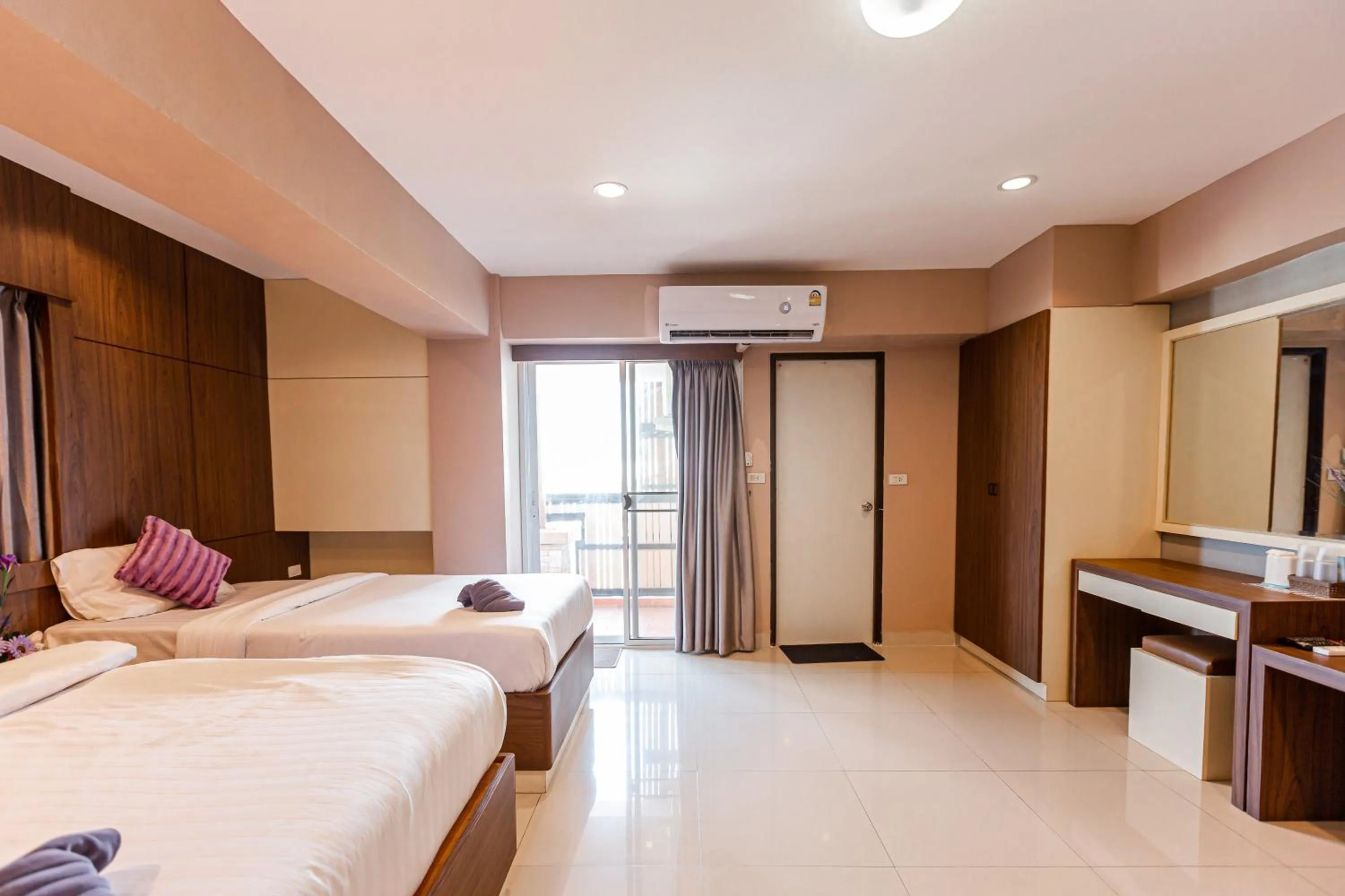 Bedroom, Bed in Latin Garden Hotel