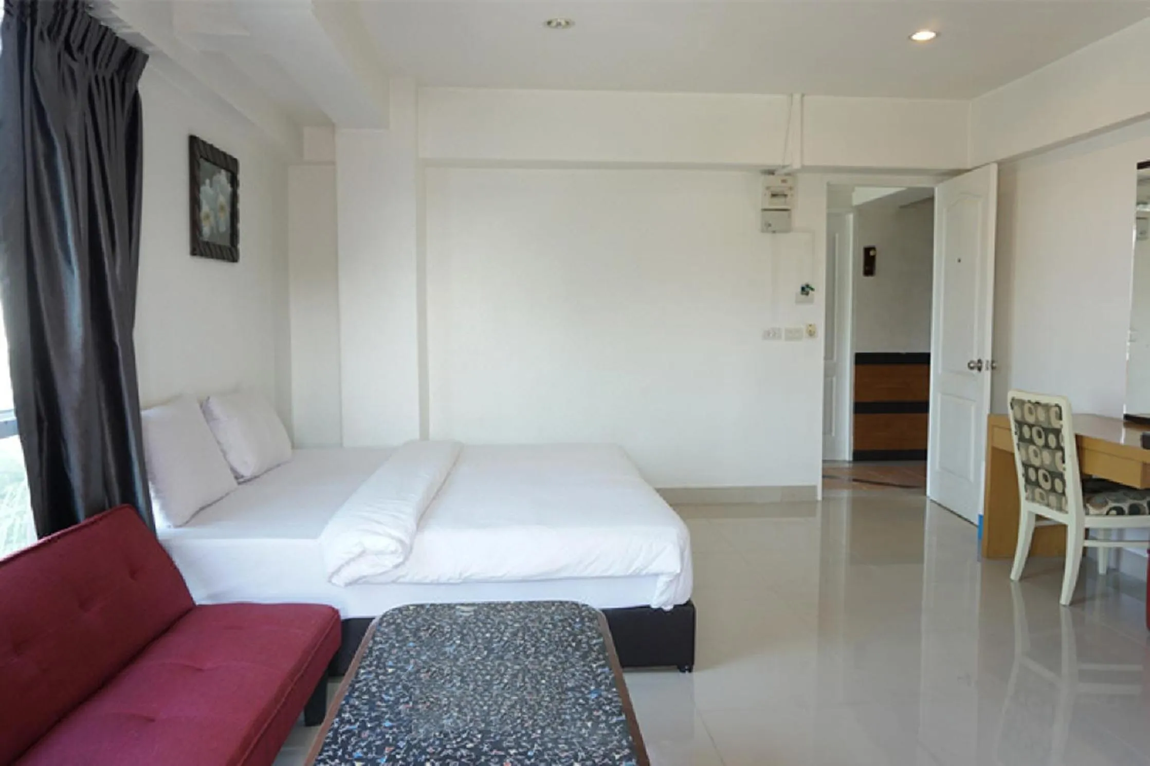 Bedroom, Bed in Latin Garden Hotel