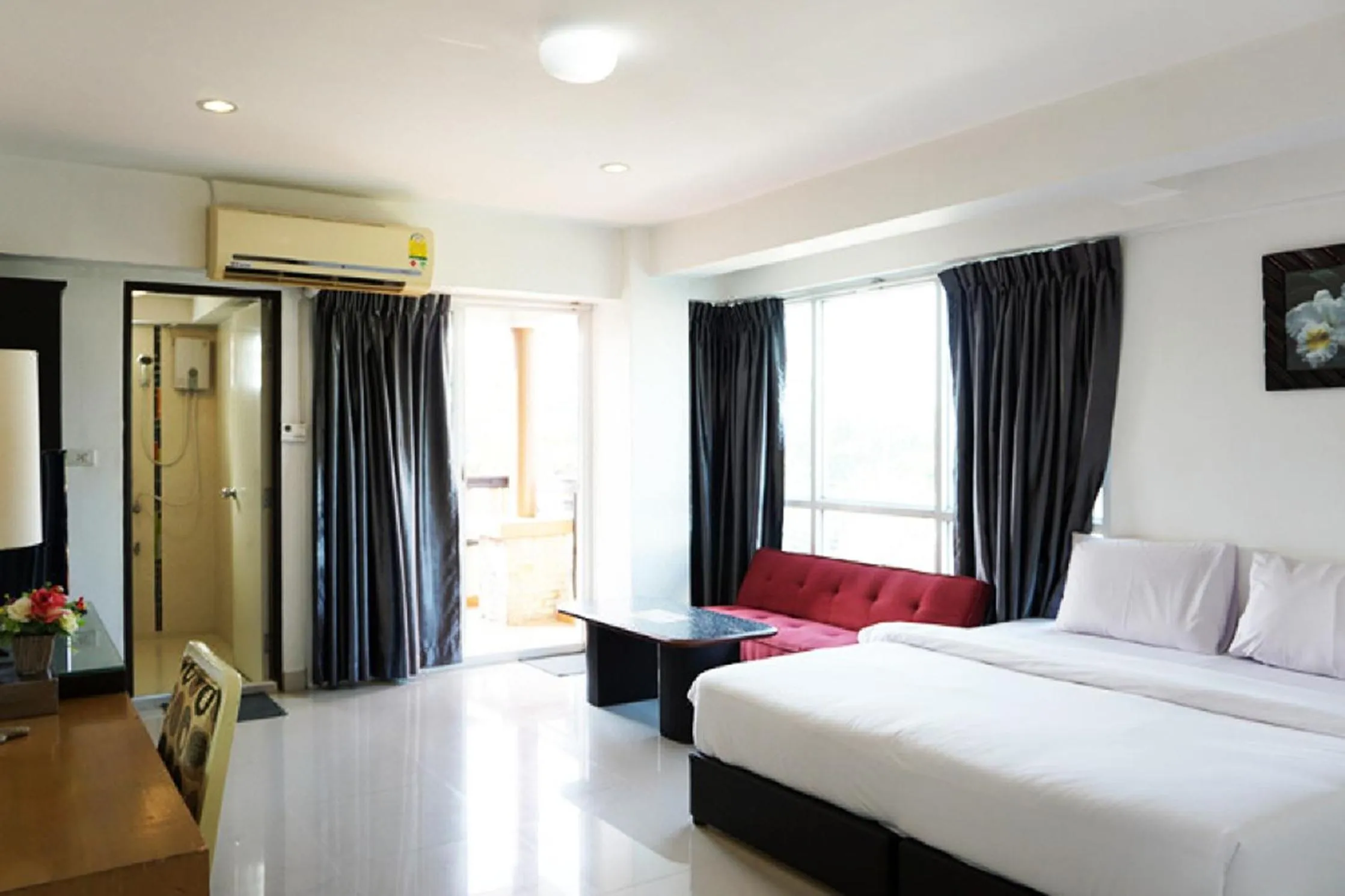 Photo of the whole room, Bed in Latin Garden Hotel