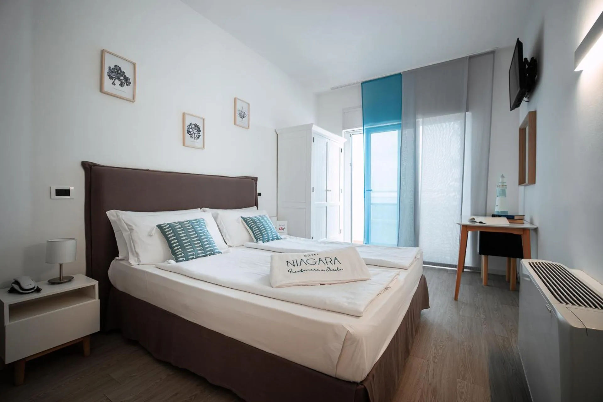 Comfort Double Room with Lateral Sea View in Hotel Niagara