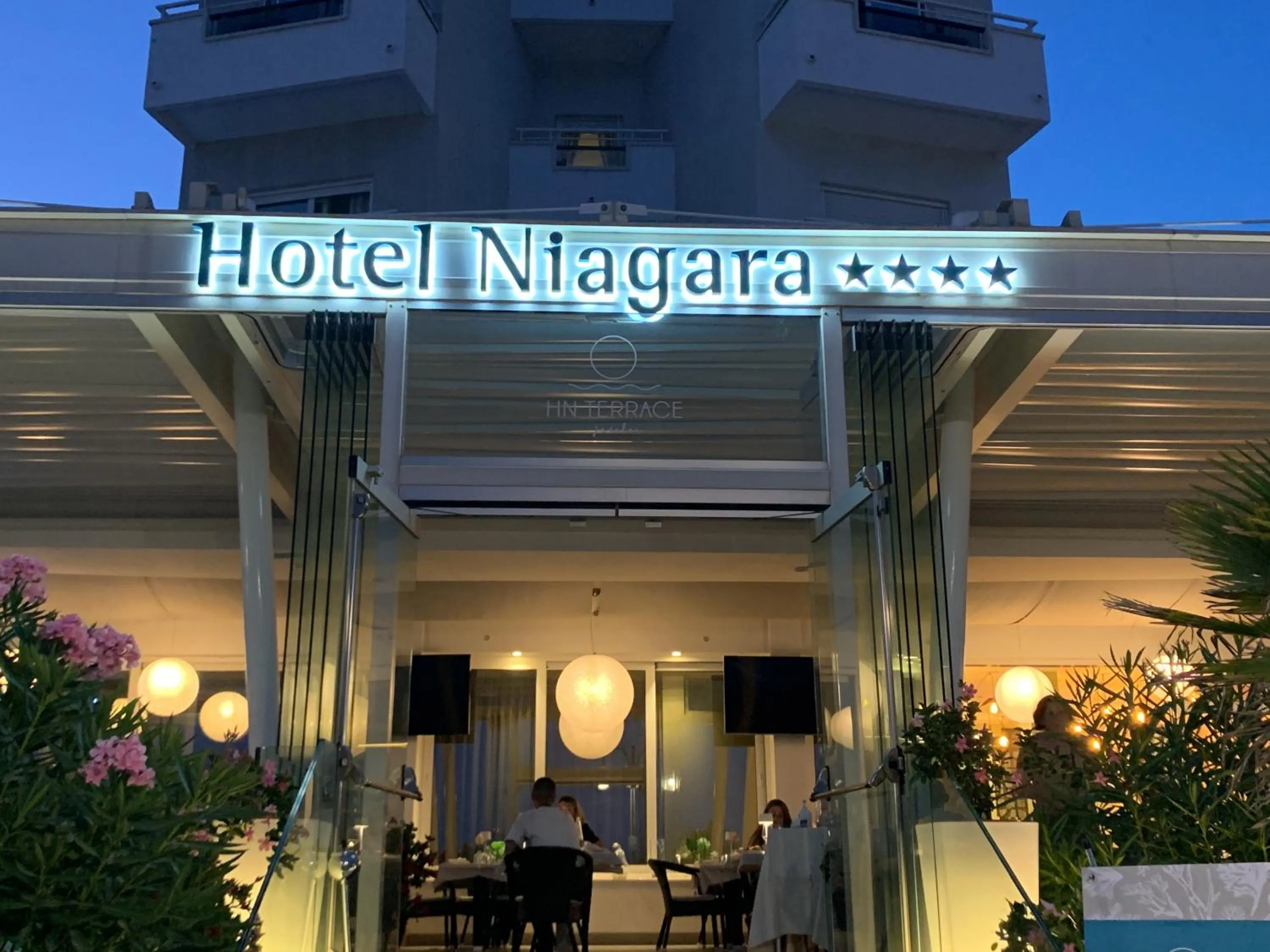 Restaurant/places to eat in Hotel Niagara