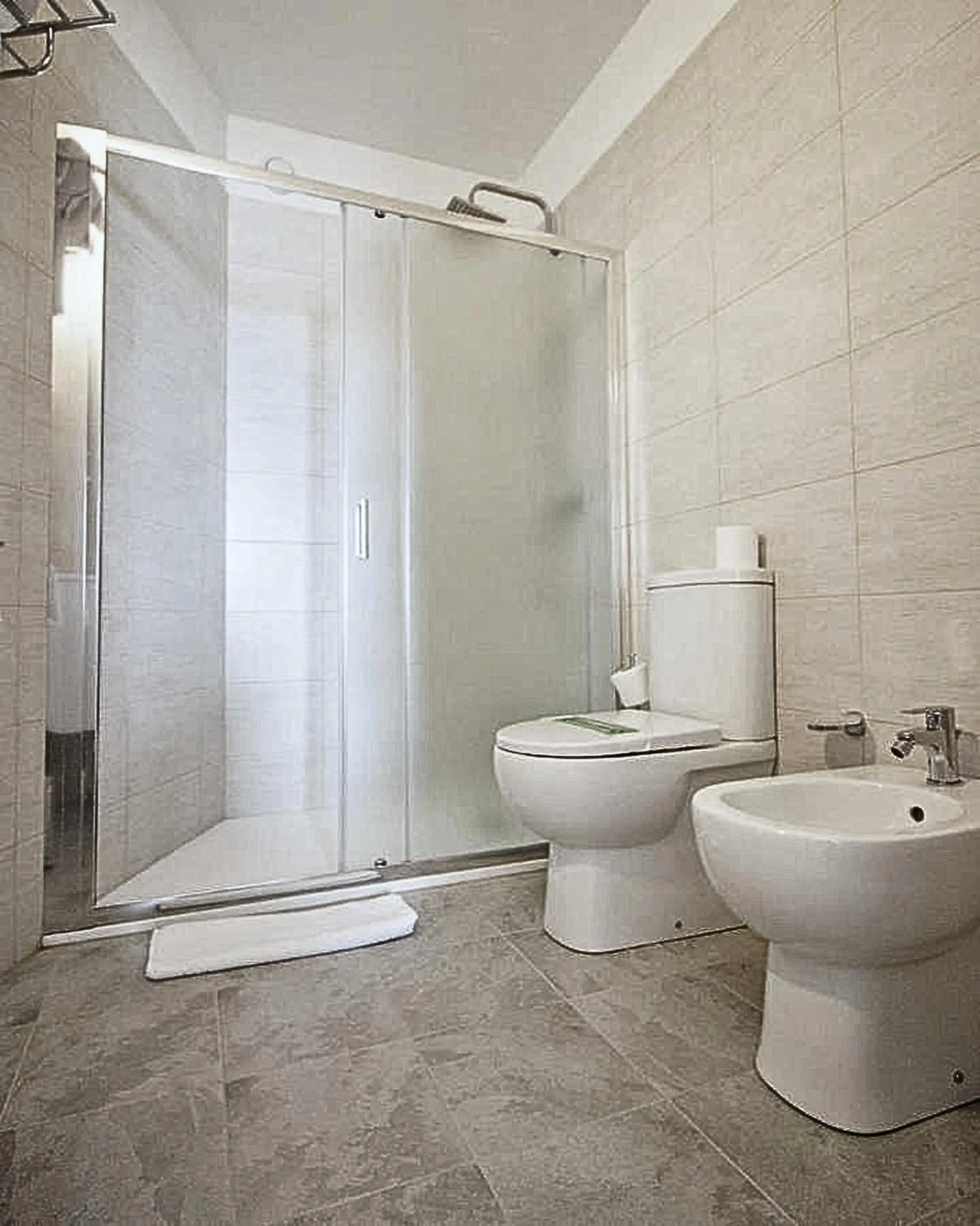 Shower in Hotel Niagara