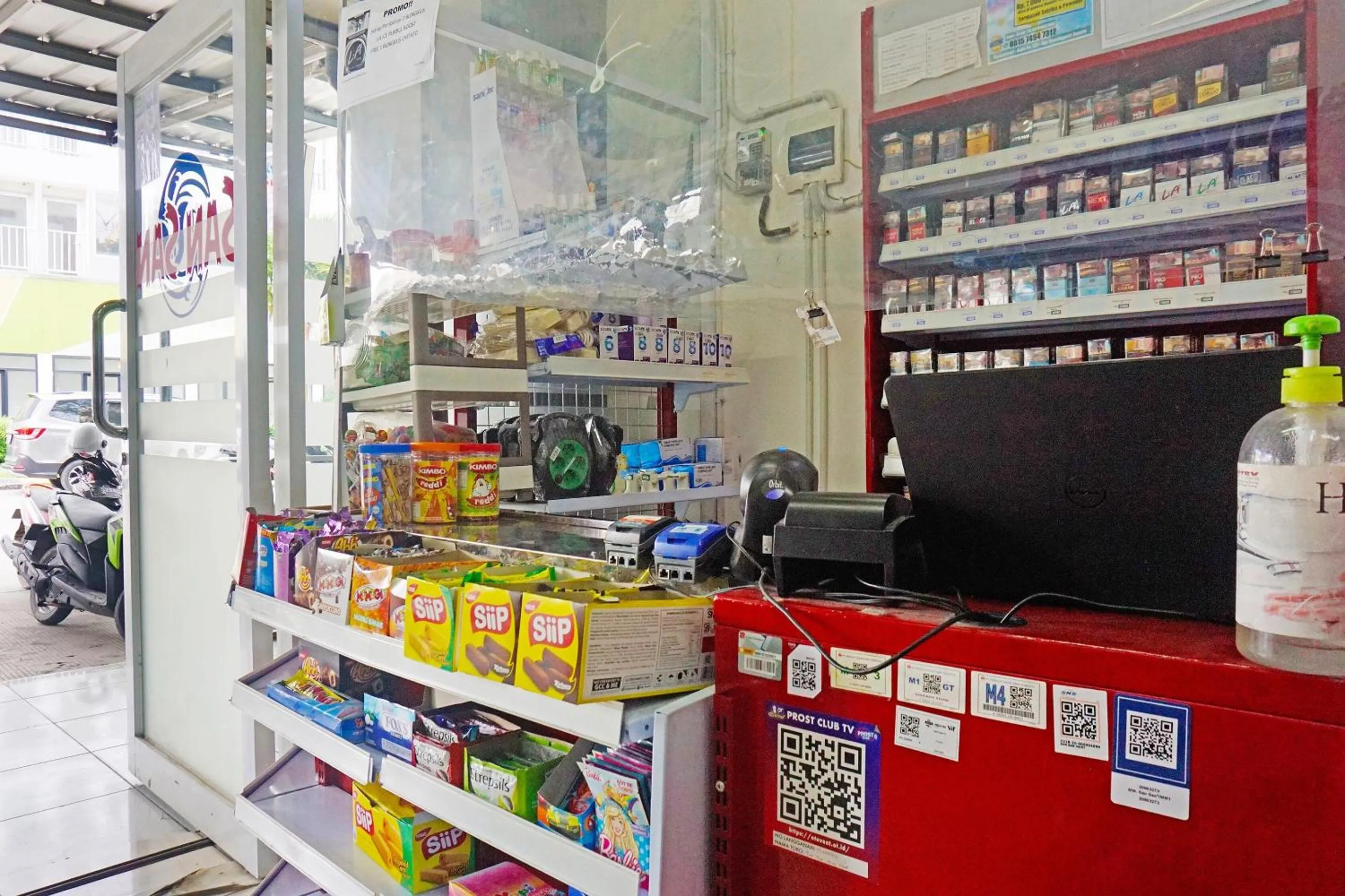 Lobby or reception in OYO 91593 San San Rooms Apartment Gunung Putri Square