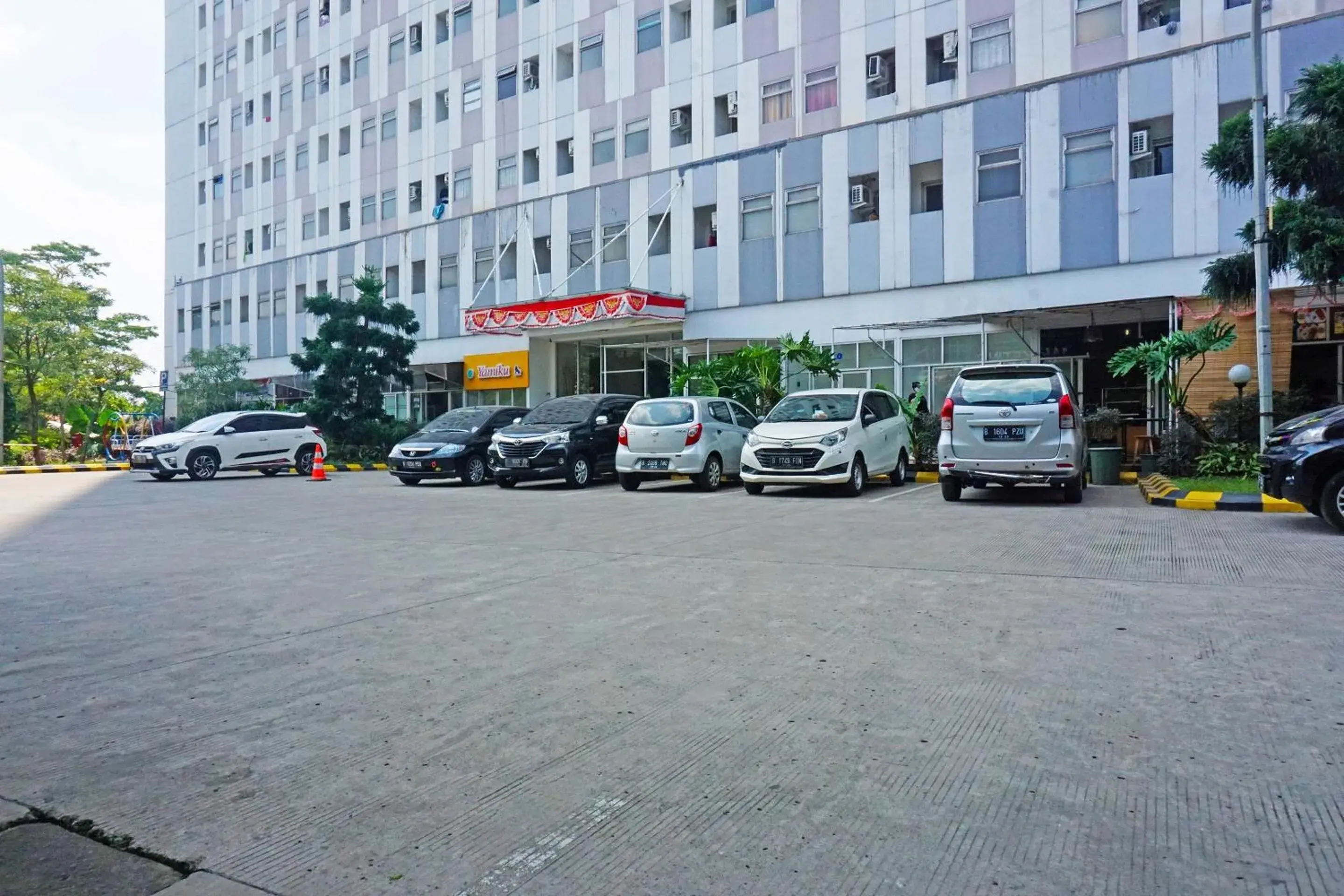 Facade/entrance in OYO 91593 San San Rooms Apartment Gunung Putri Square Facade/entrance in OYO 91593 San San Rooms Apartment Gunung Putri Square