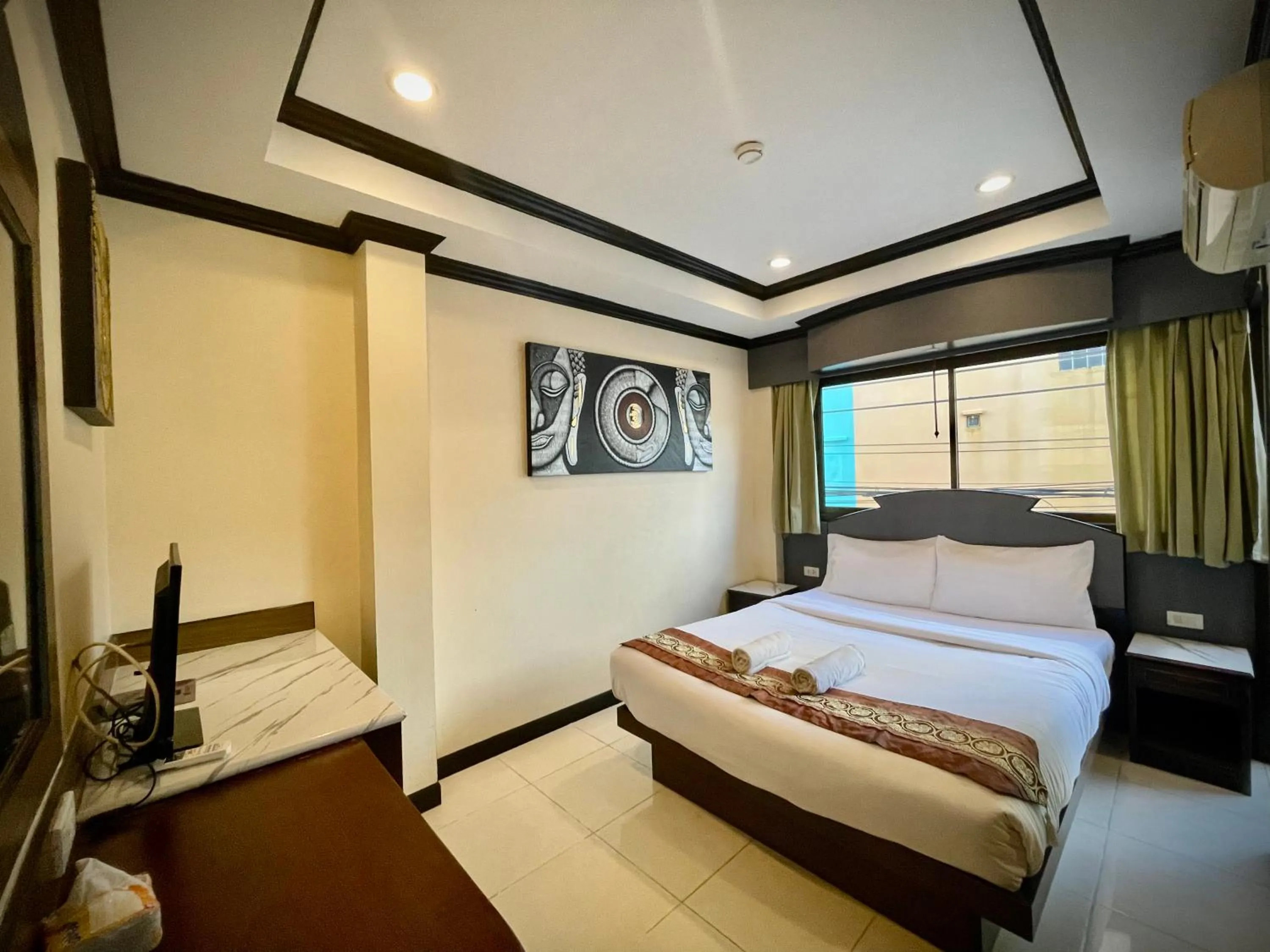 Photo of the whole room, Bed in Hill View Lodge