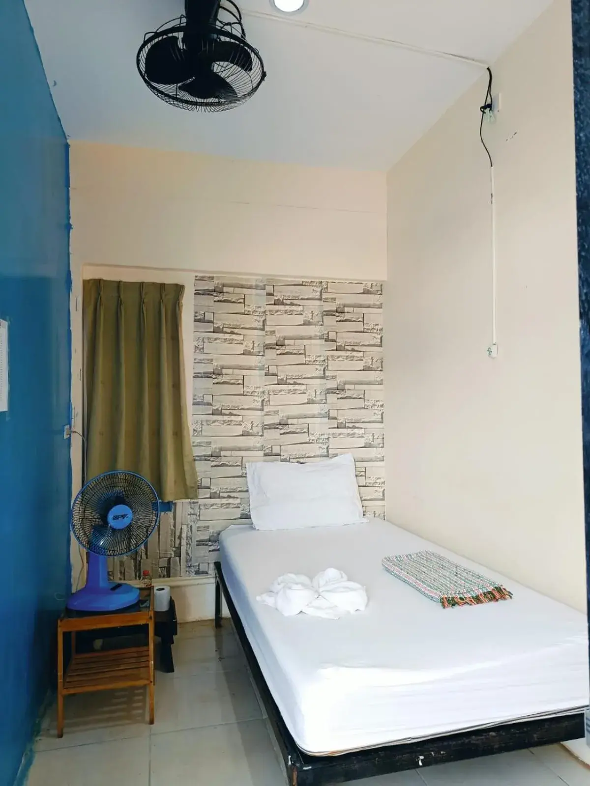 Single Room with Shared Bathroom - Fan in Hill View Lodge Single Room with Shared Bathroom - Fan in Hill View Lodge