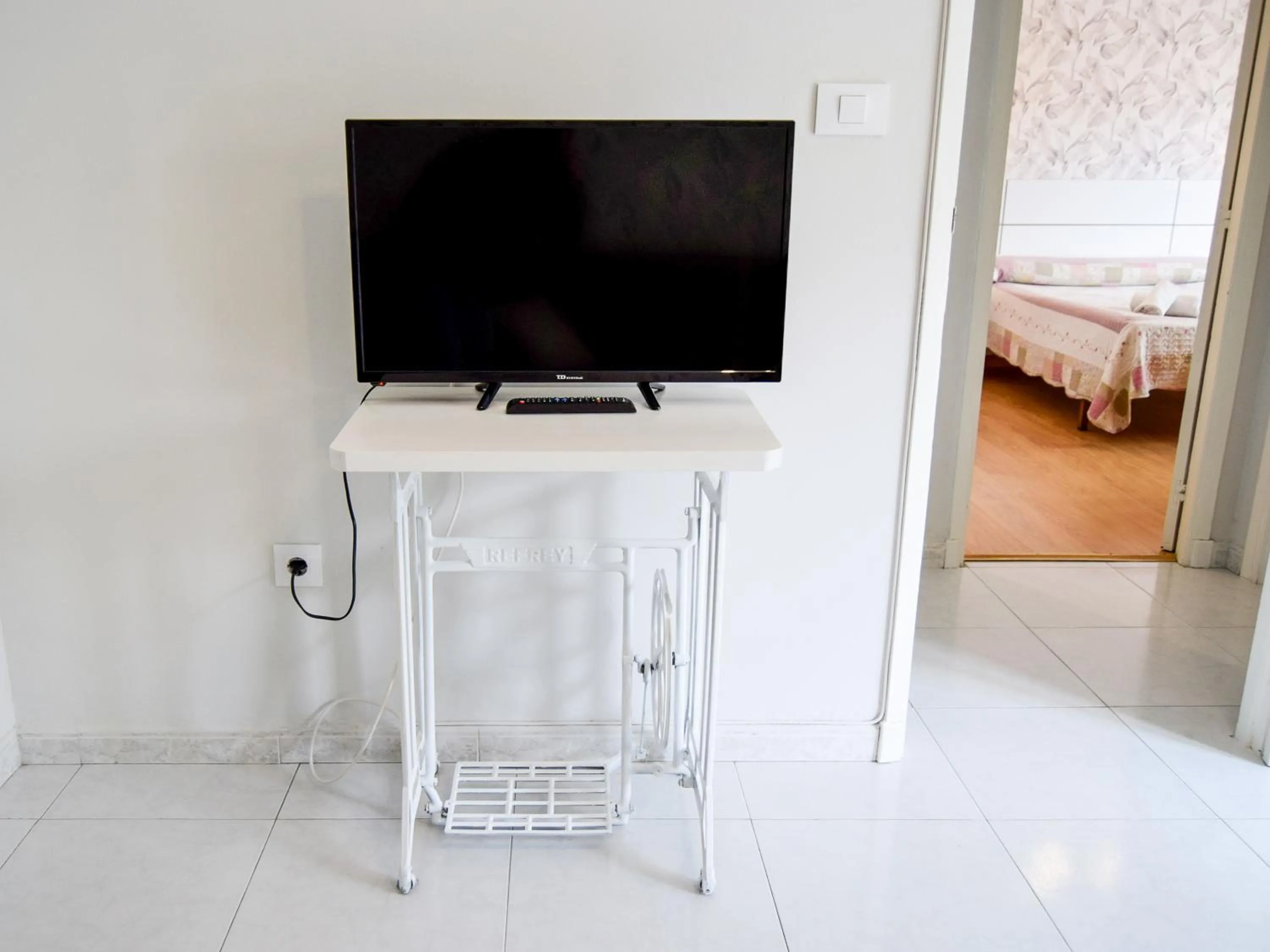 TV and multimedia, Bed in Apartamentos Portonovo 3000