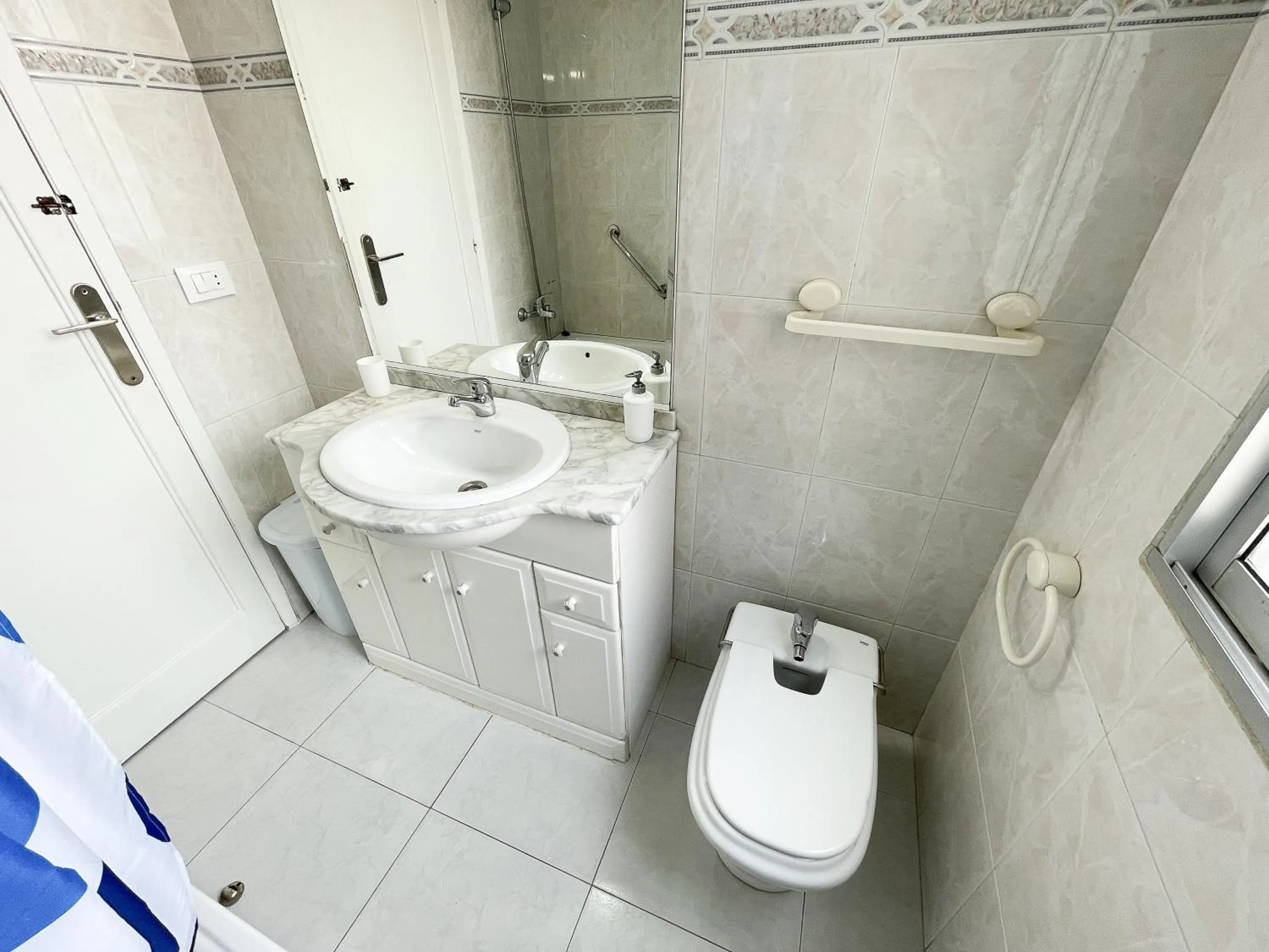 Bathroom in Apartamentos Portonovo 3000