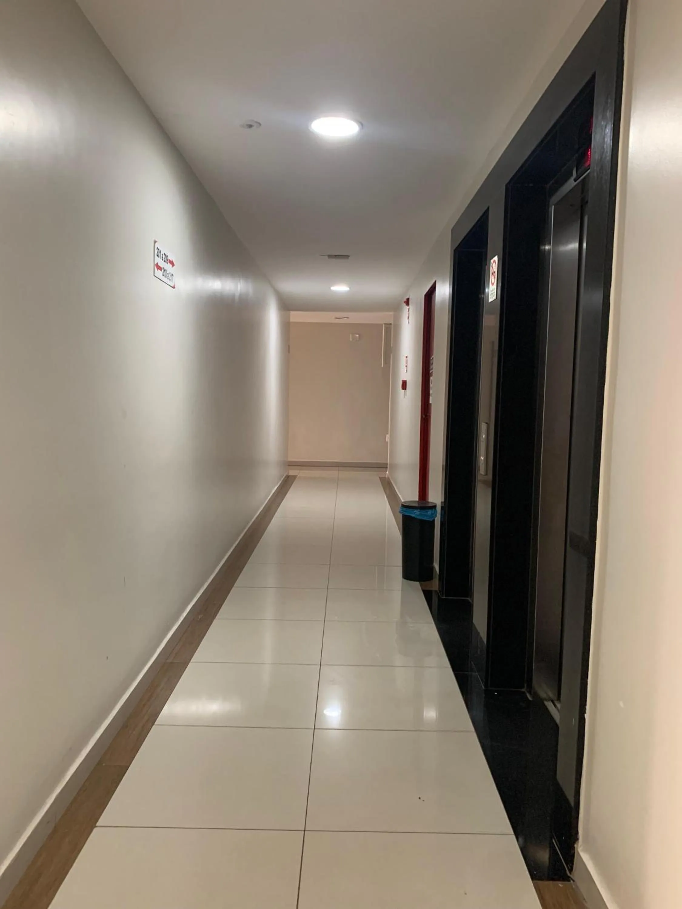 Seating area in Atrium Express Hotels