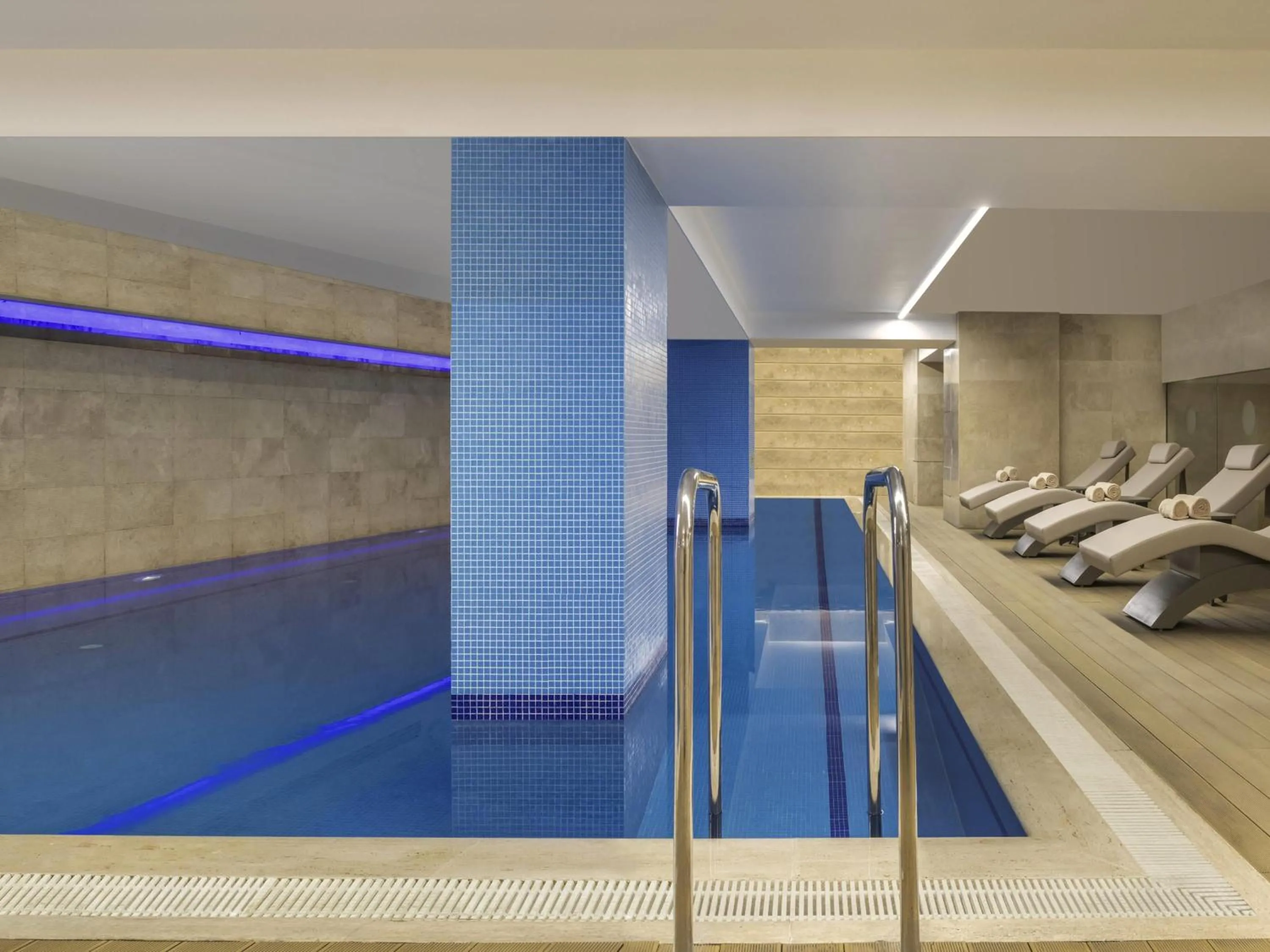 Pool view in Mövenpick Hotel Istanbul Bosphorus