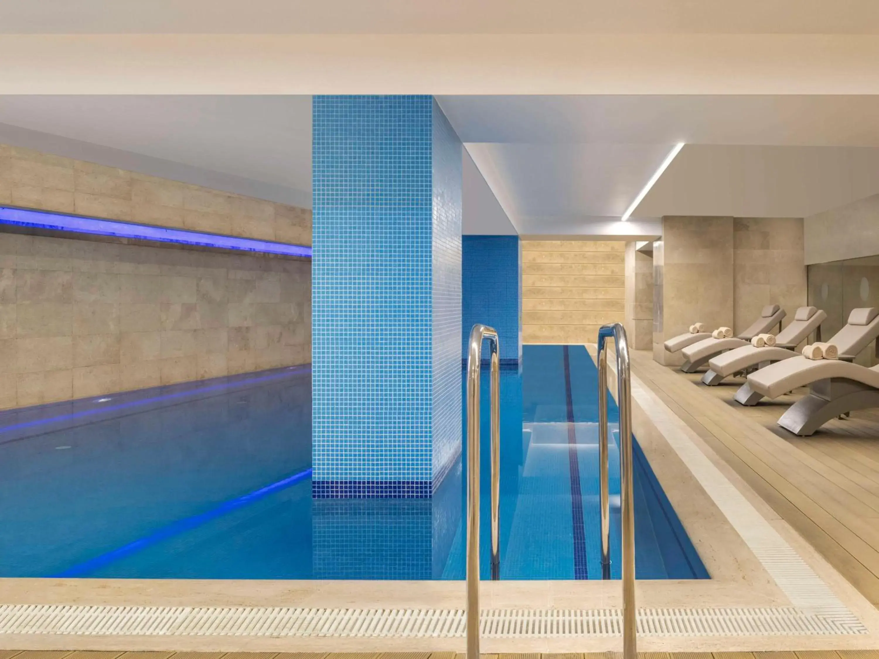 Pool view in Mövenpick Hotel Istanbul Bosphorus Pool view in Mövenpick Hotel Istanbul Bosphorus