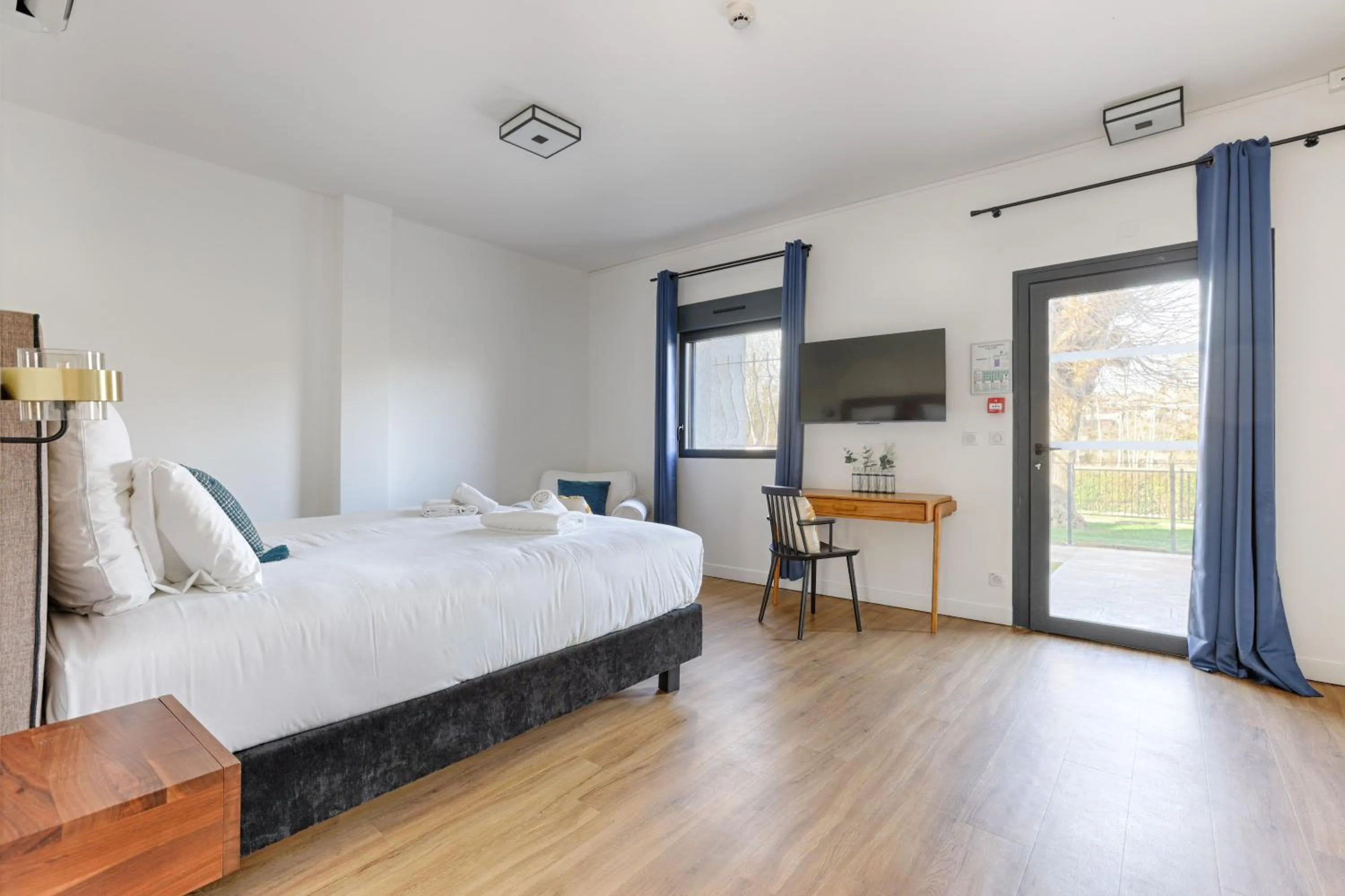 Photo of the whole room, Bed in La Coudraie - Proche de Disneyland