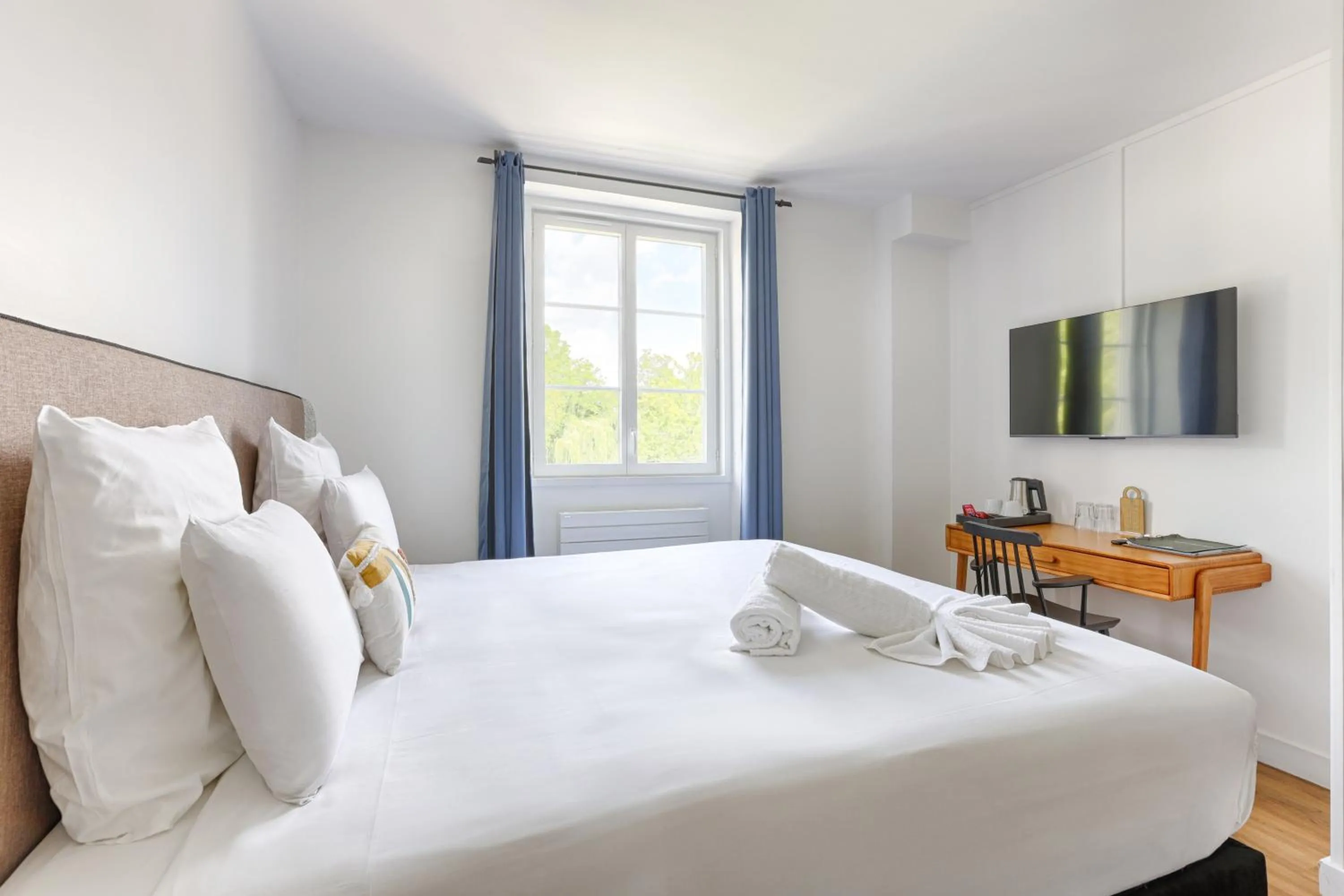 Photo of the whole room, Bed in La Coudraie - Proche de Disneyland