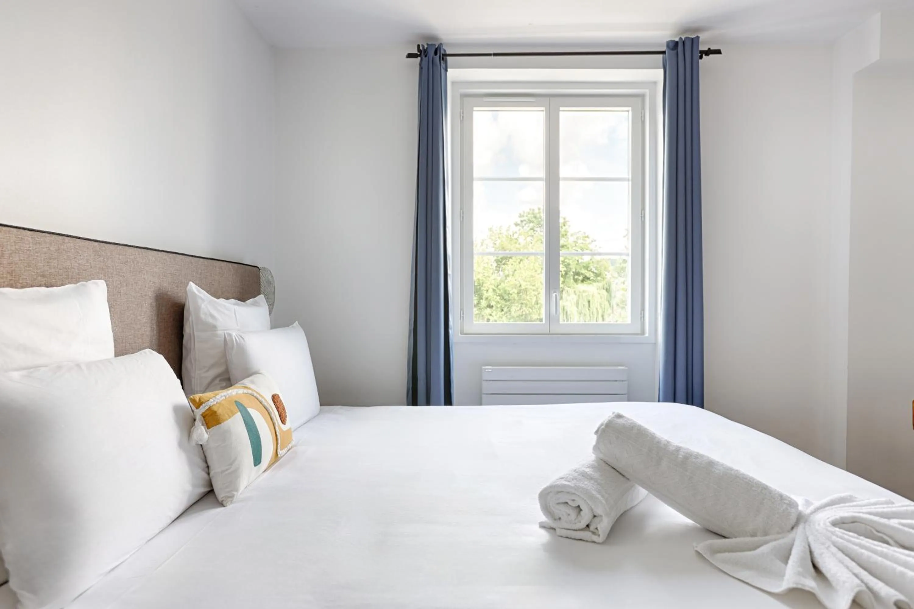 Photo of the whole room, Bed in La Coudraie - Proche de Disneyland