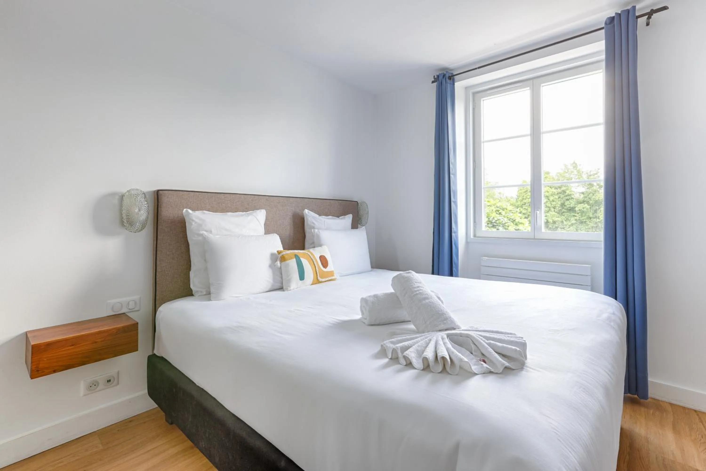 Photo of the whole room, Bed in La Coudraie - Proche de Disneyland