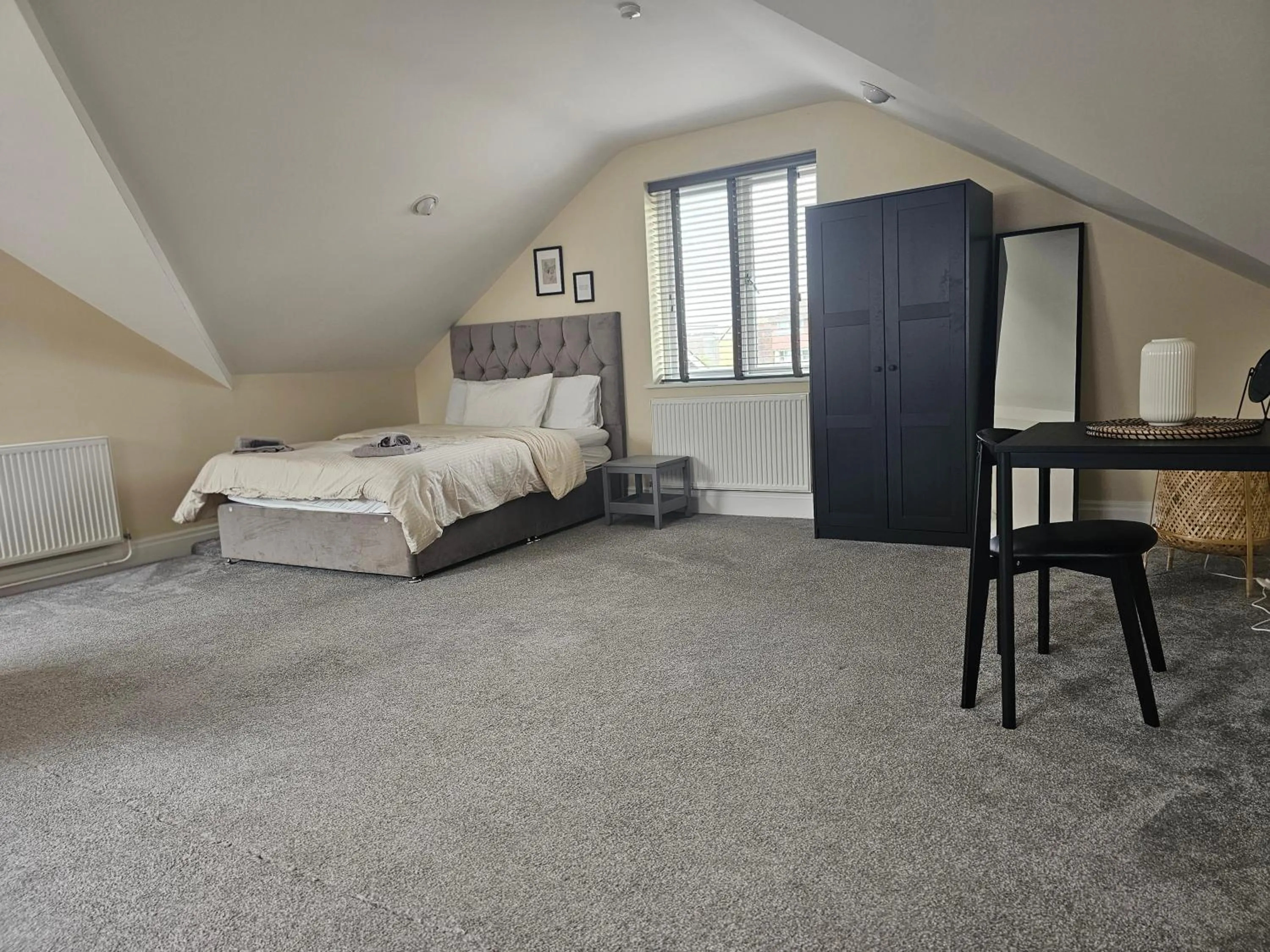 1 Bed Loft - Sleeps 2 - Parking - Wifi