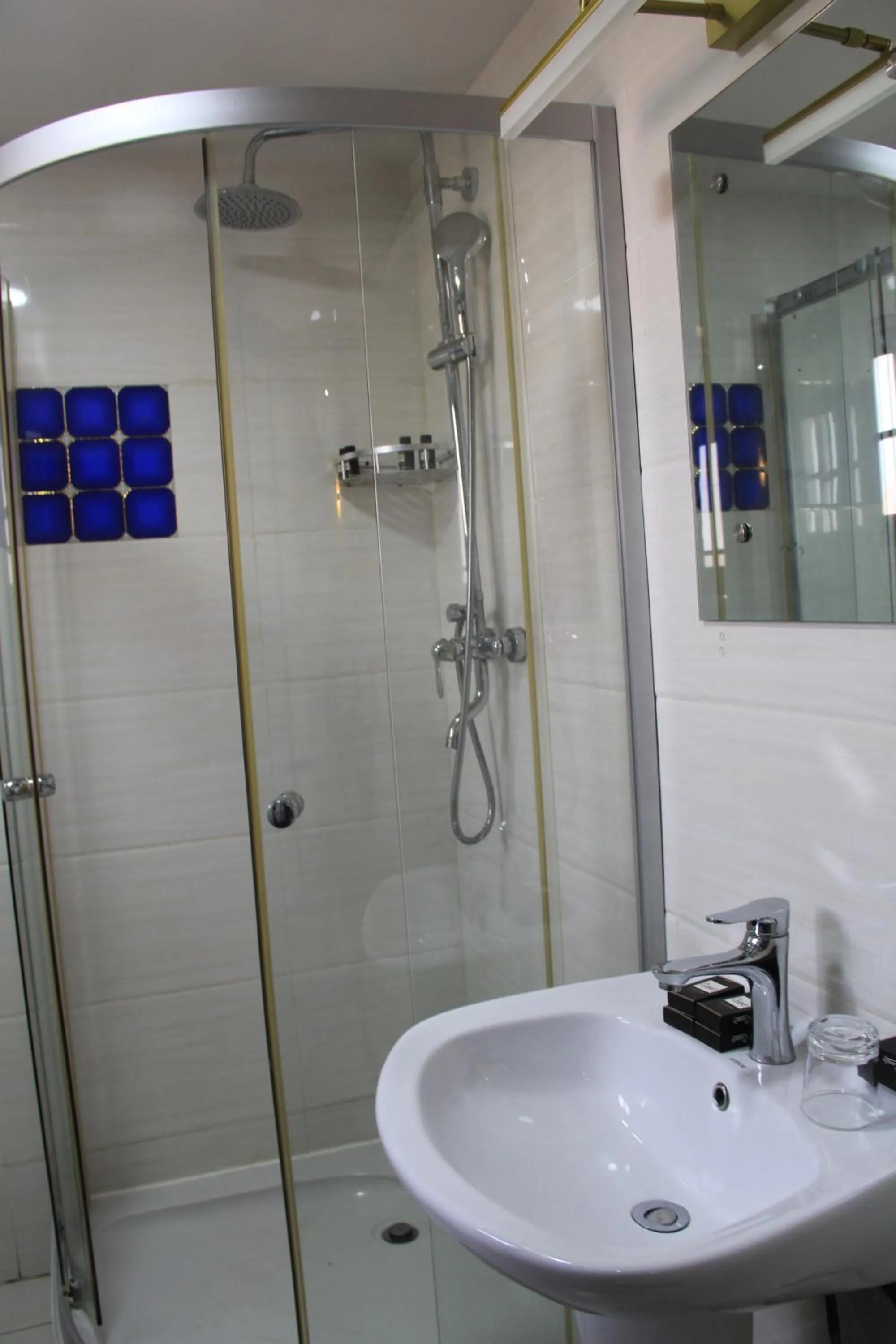 Shower in Canwin Hotel