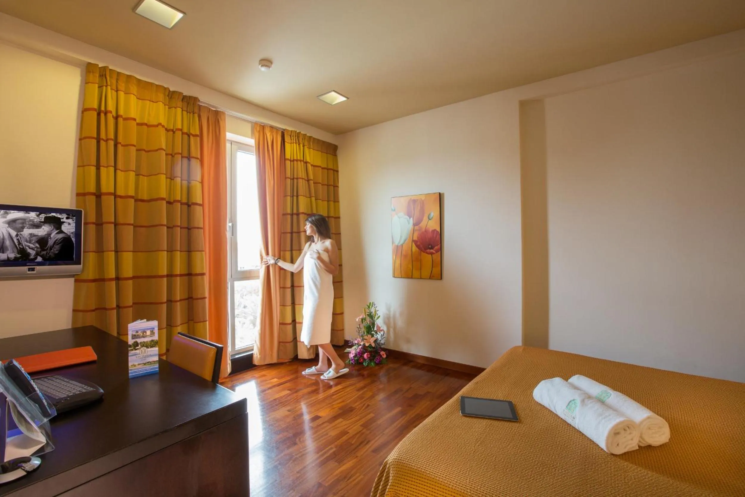 Pool view, Bed in Victoria Terme Hotel