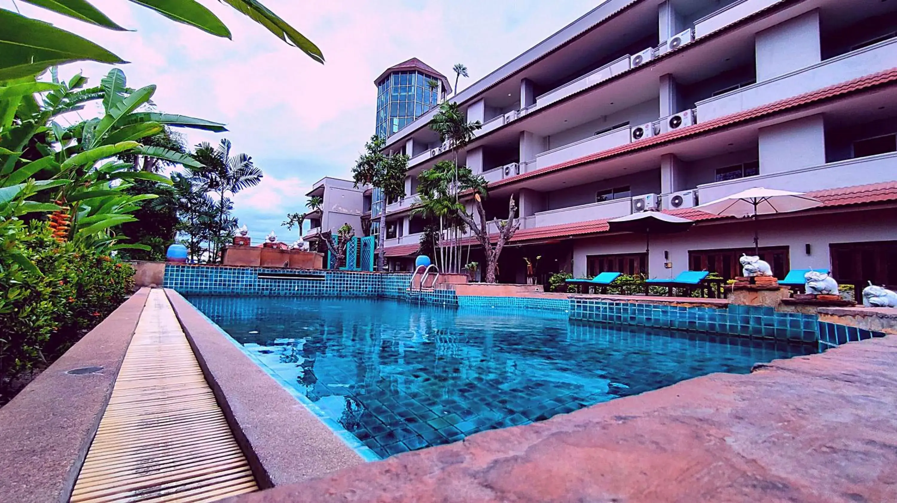 Swimming Pool in ShriGo Resort & Spa Pattaya