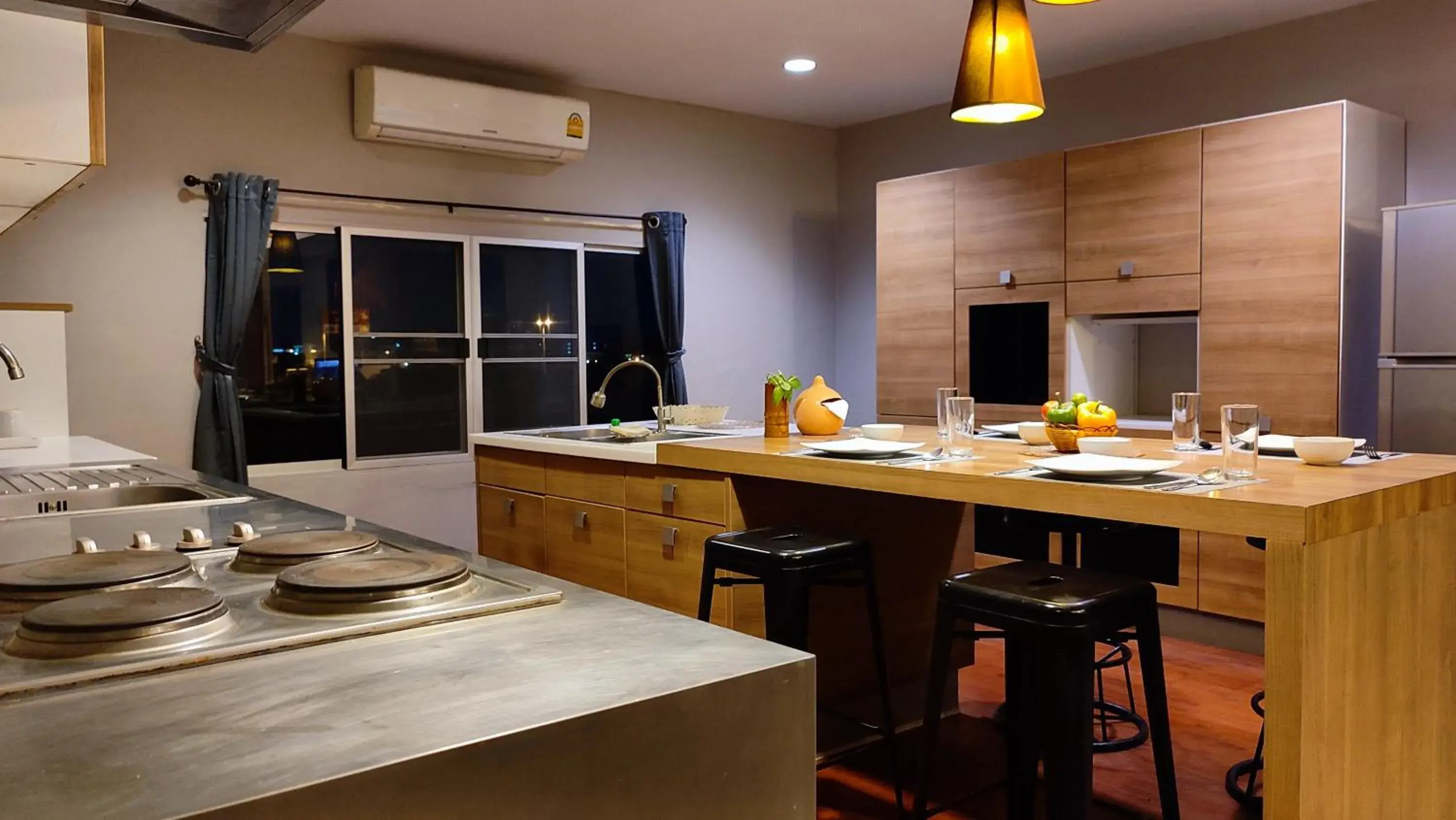 Dining area, Kitchen/Kitchenette in ShriGo Resort & Spa Pattaya