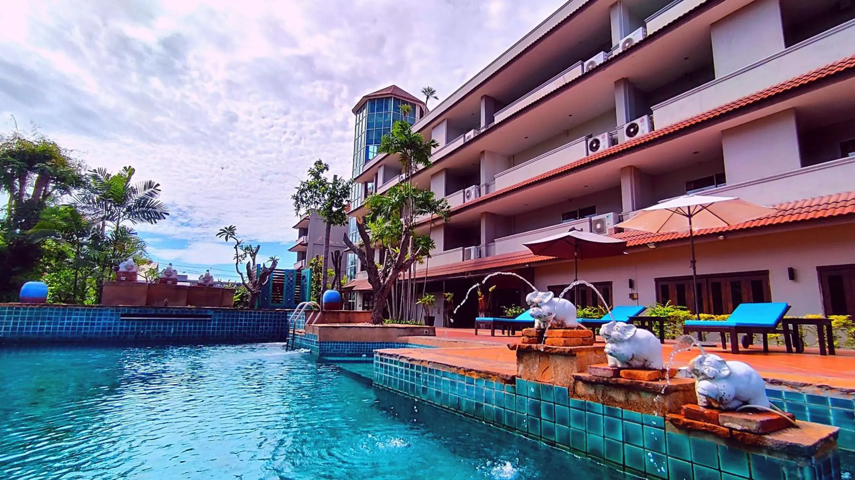 Swimming Pool in ShriGo Resort & Spa Pattaya