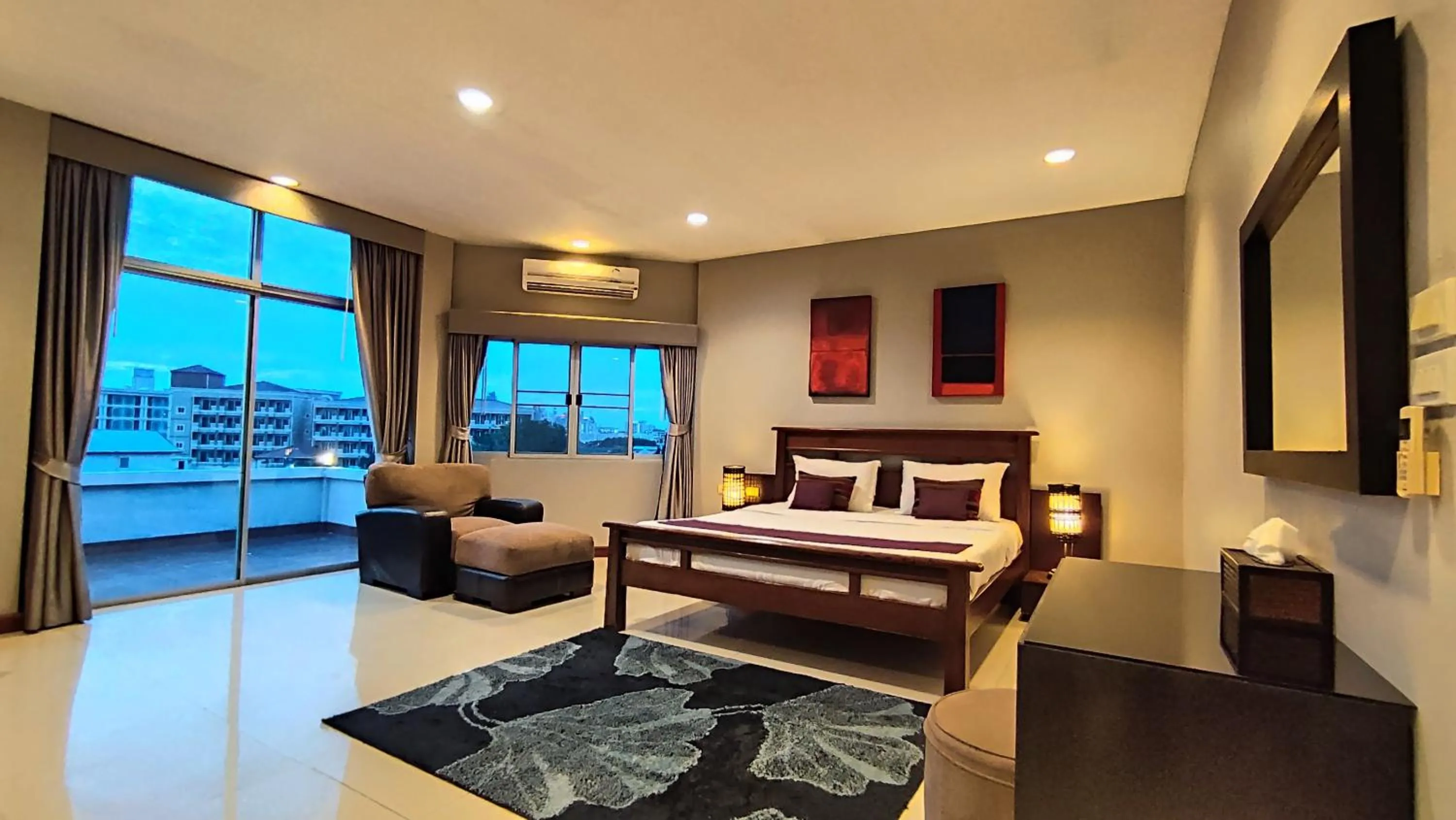Bed in ShriGo Resort & Spa Pattaya