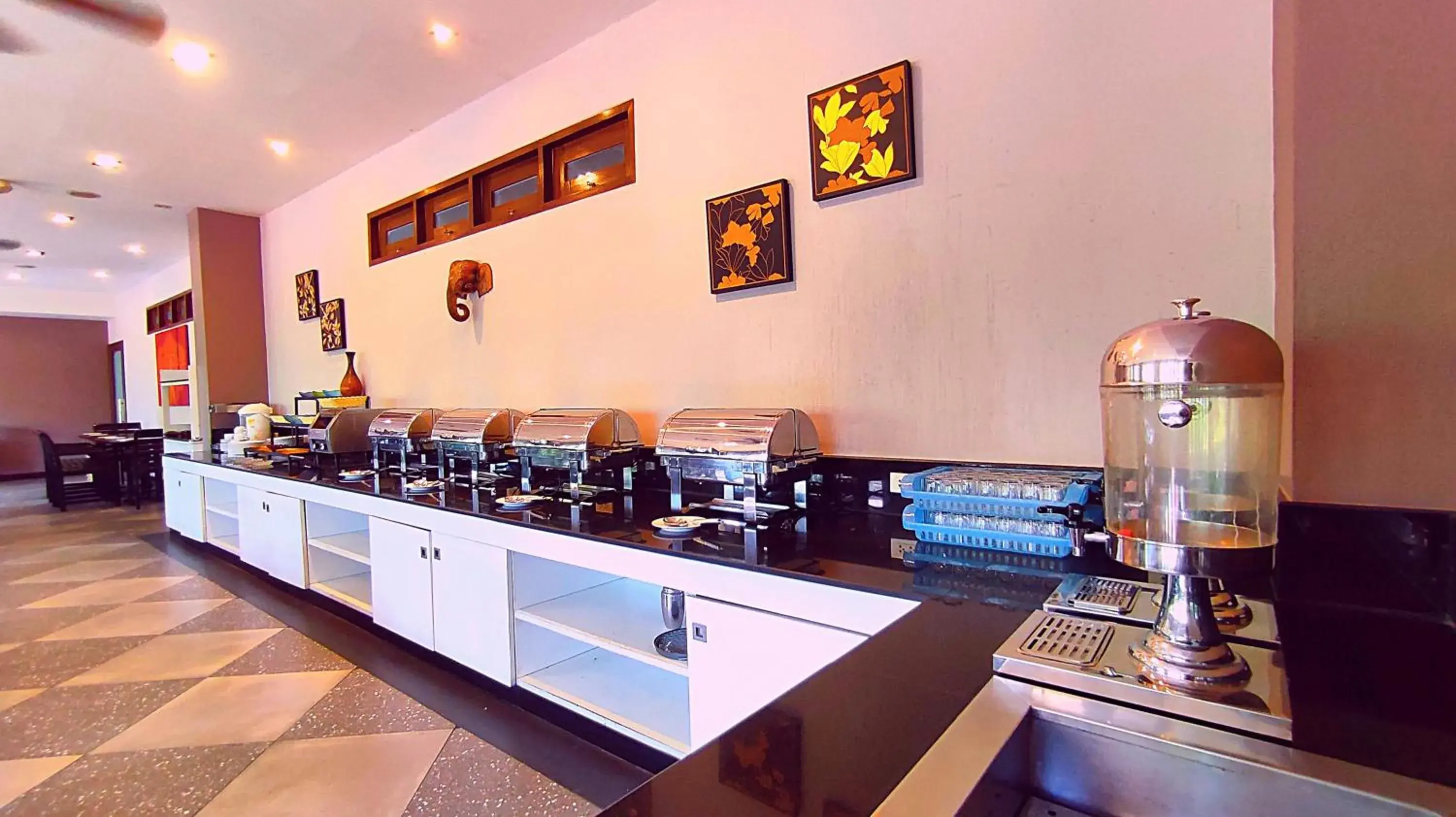 Coffee/tea facilities, Restaurant/Places to Eat in ShriGo Resort & Spa Pattaya
