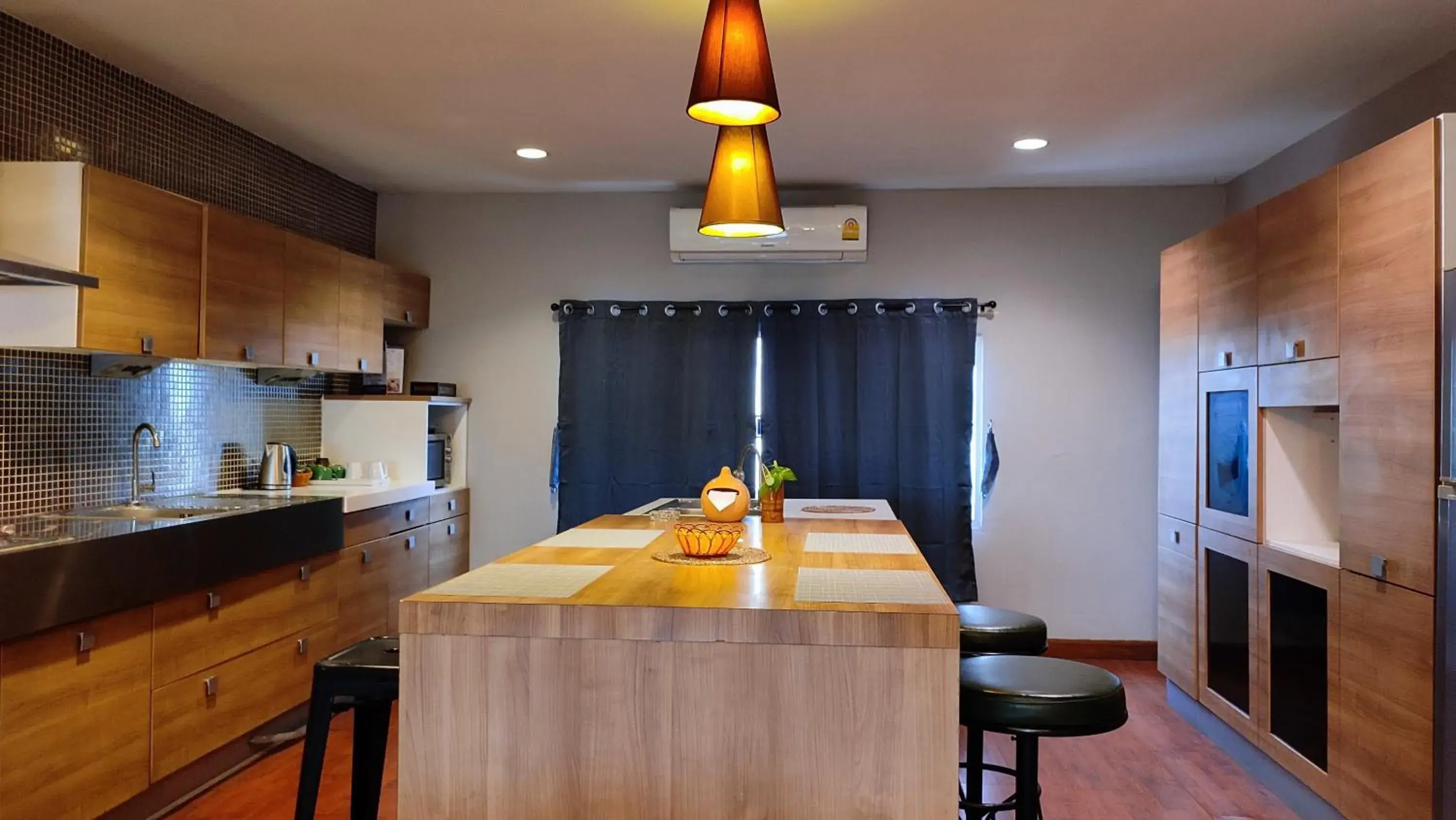 kitchen, Dining Area in ShriGo Resort & Spa Pattaya