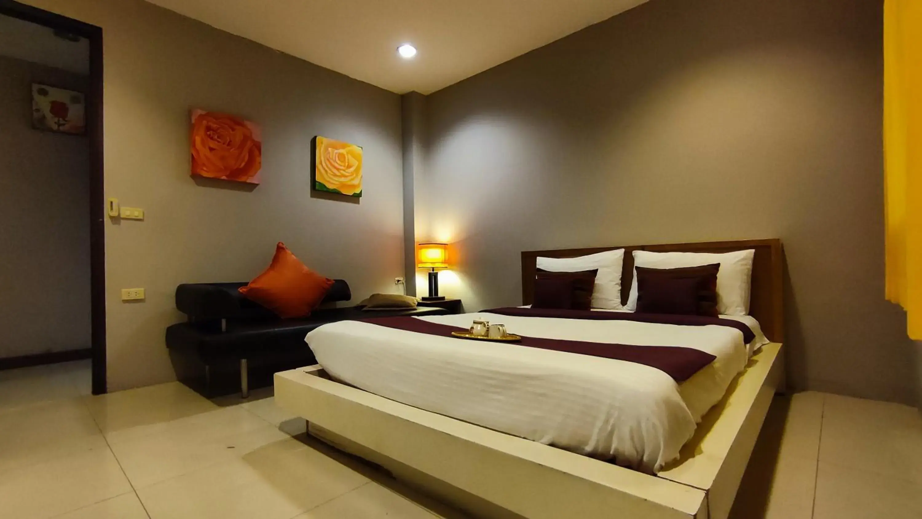 Bed in ShriGo Resort & Spa Pattaya