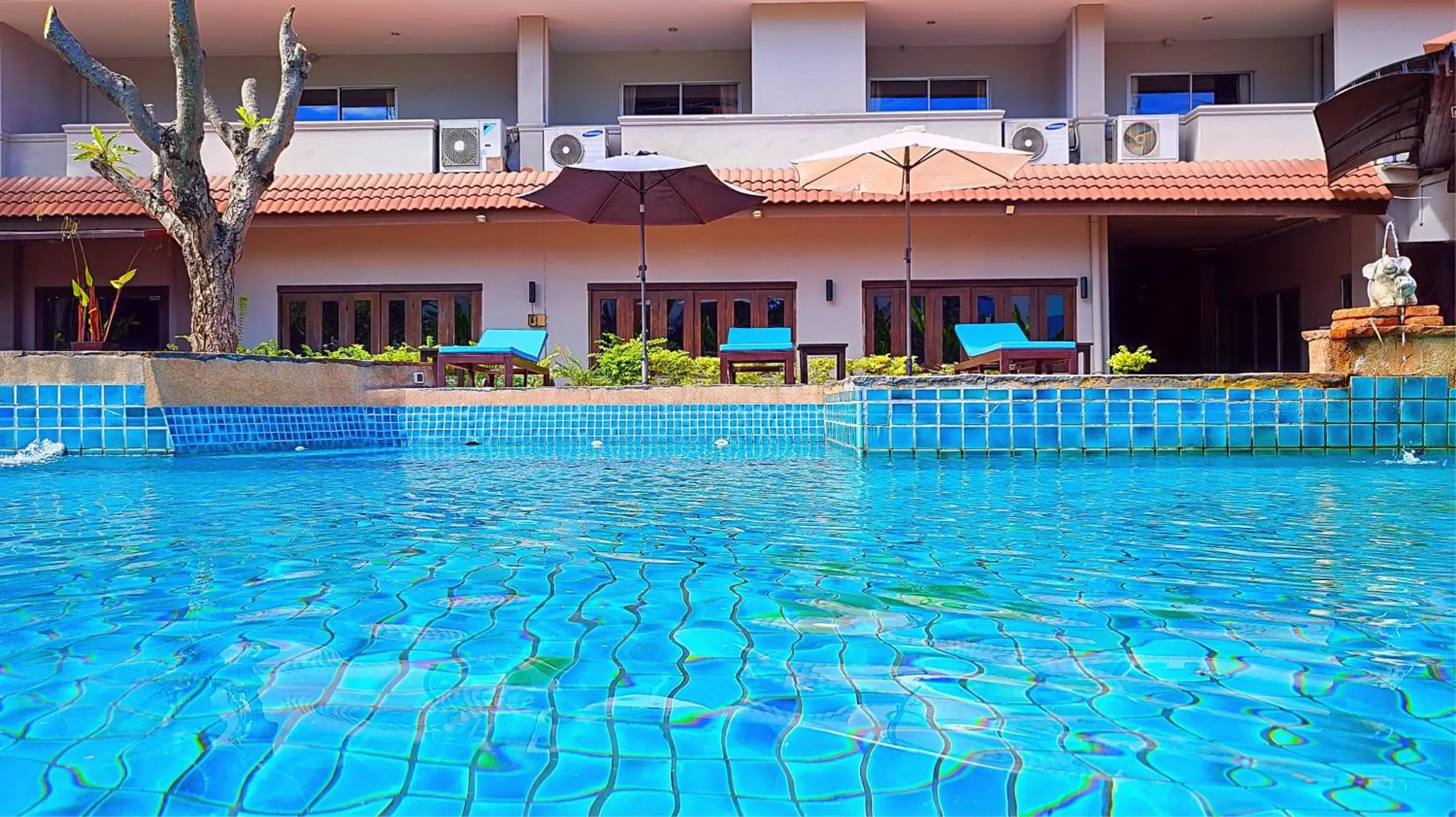 Swimming Pool in ShriGo Resort & Spa Pattaya