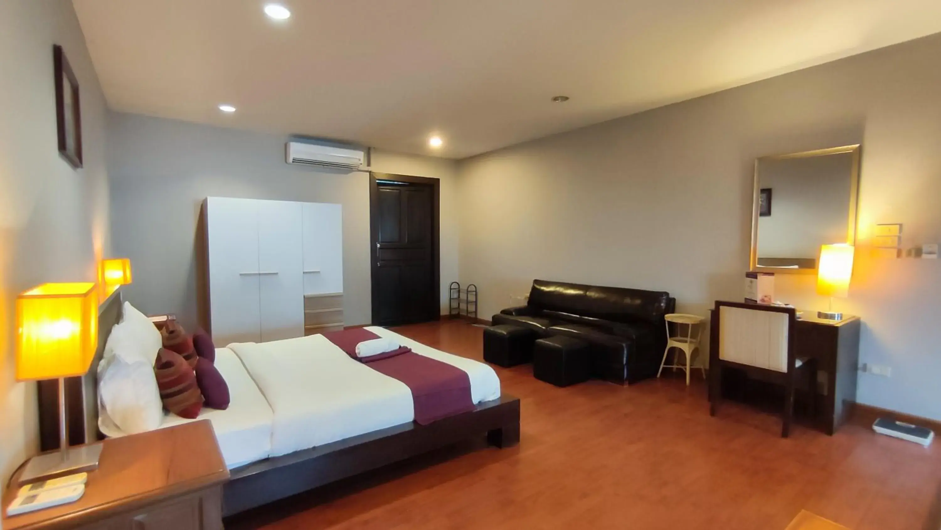 Bed in ShriGo Resort & Spa Pattaya