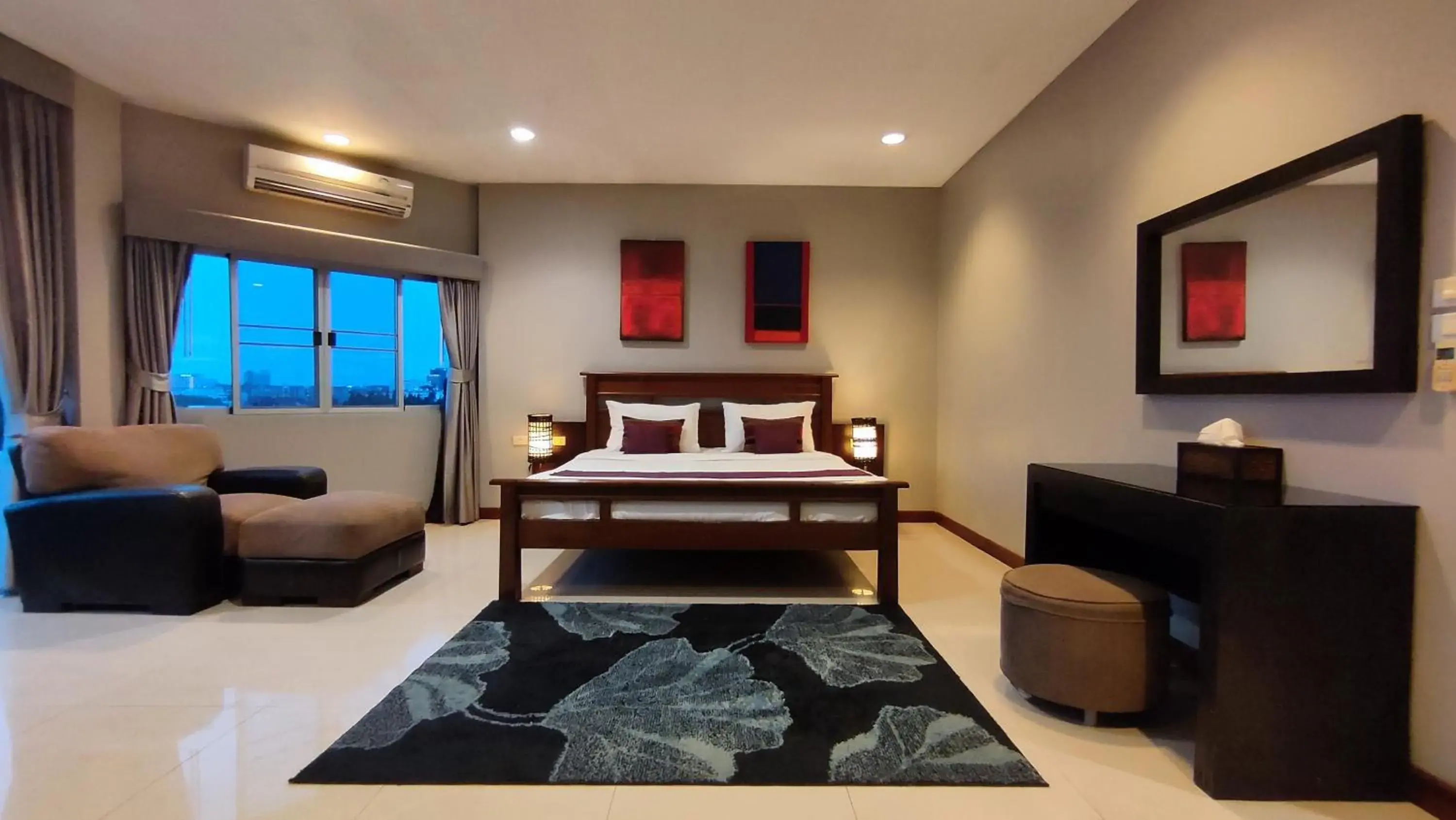 Bed, Seating Area in ShriGo Resort & Spa Pattaya