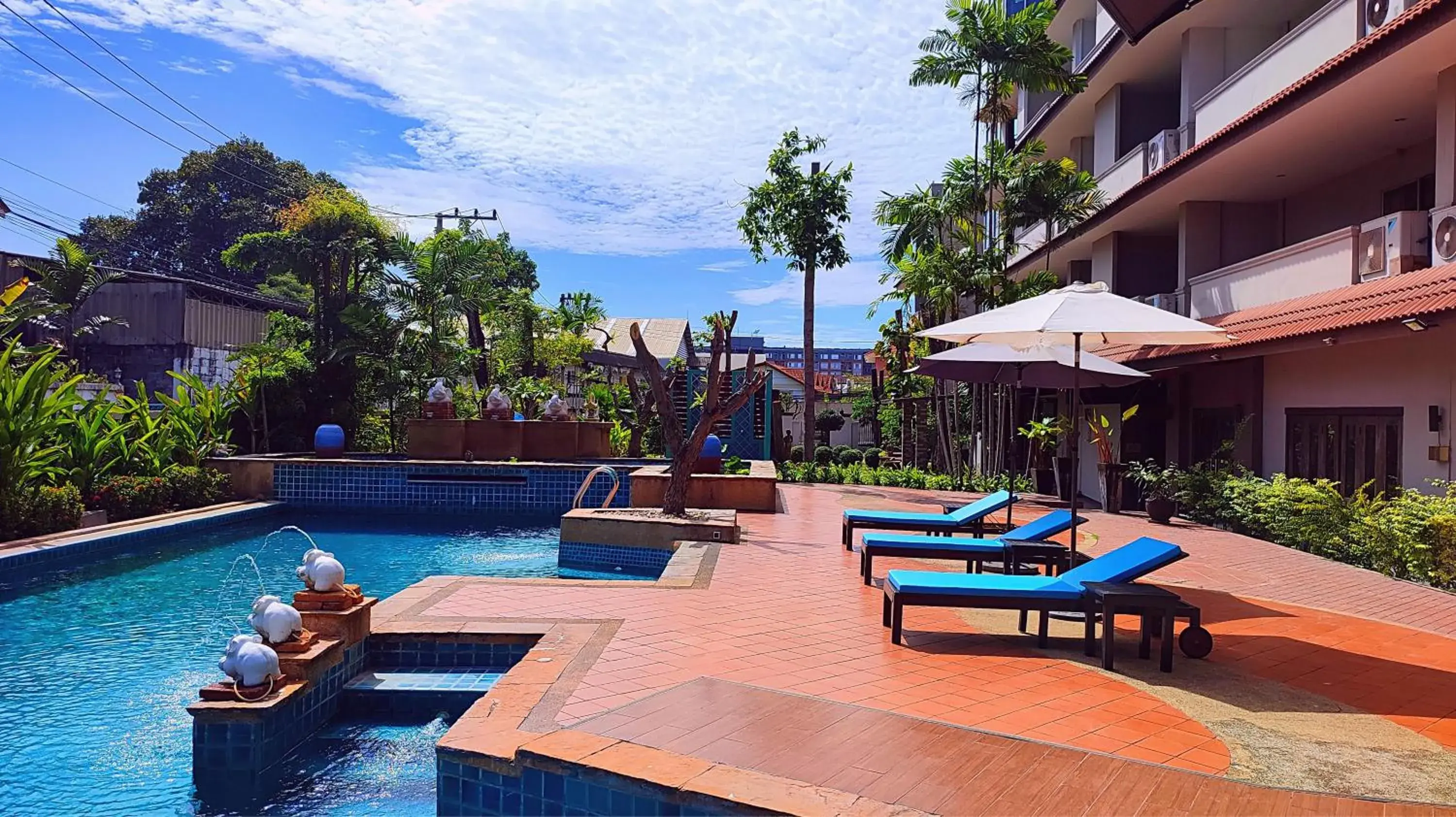 Swimming Pool in ShriGo Resort & Spa Pattaya