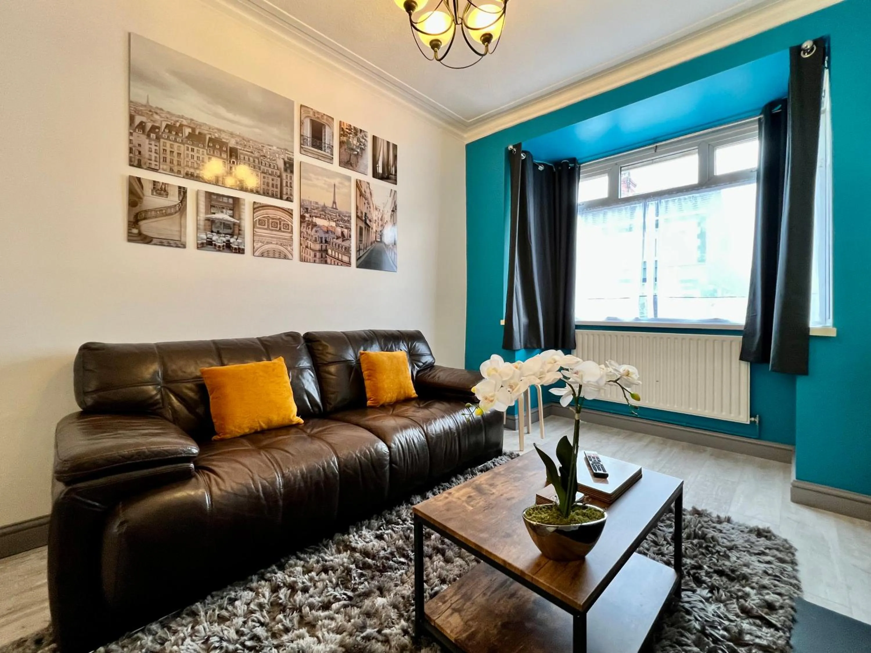Bramhall House - Great for Contractors or Family Holidays