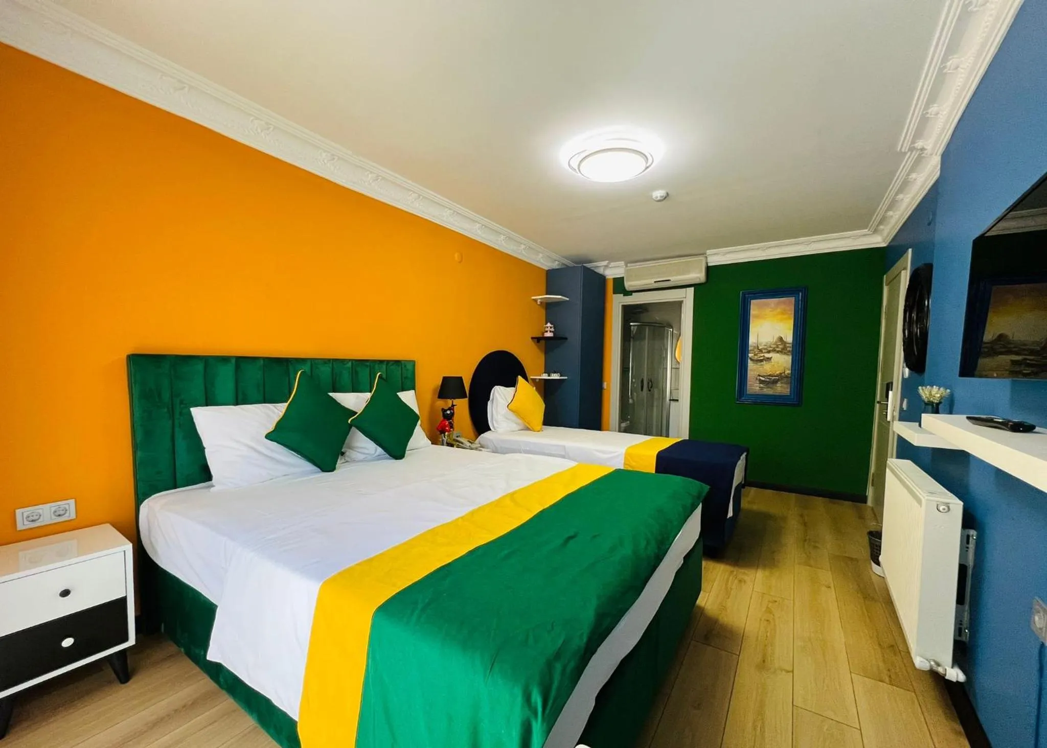 Photo of the whole room in Apex Hotel