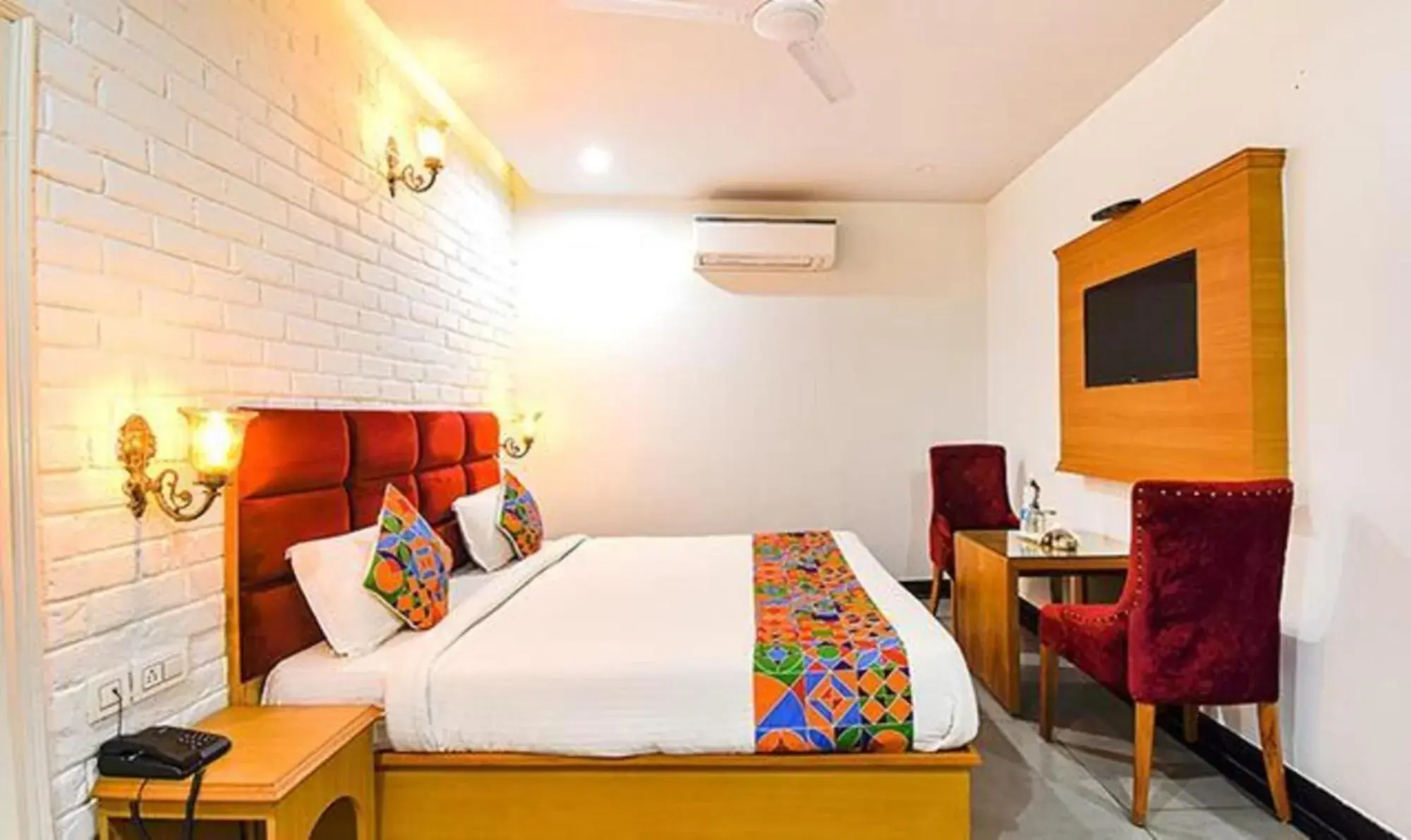 TV and multimedia, Bed in FabHotel NH7 TV and multimedia, Bed in FabHotel NH7