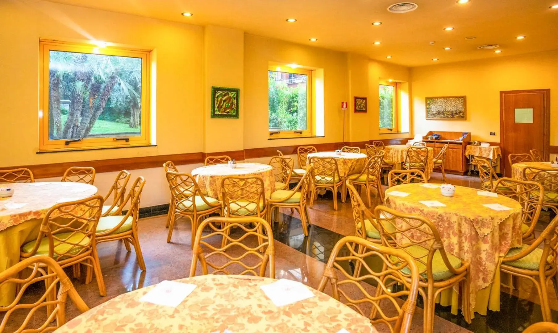 Restaurant/places to eat in Hotel Tivoli Restaurant/places to eat in Hotel Tivoli