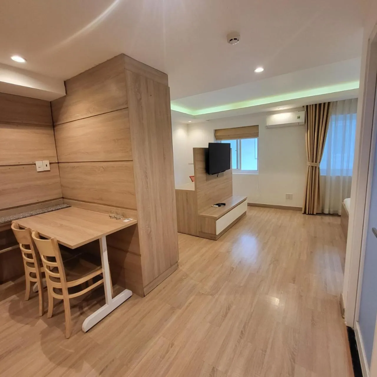 Dining area in Simmi 4 Hotel & Apartment Near SECC