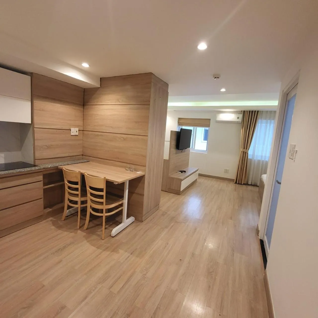 Dining area in Simmi 4 Hotel & Apartment Near SECC