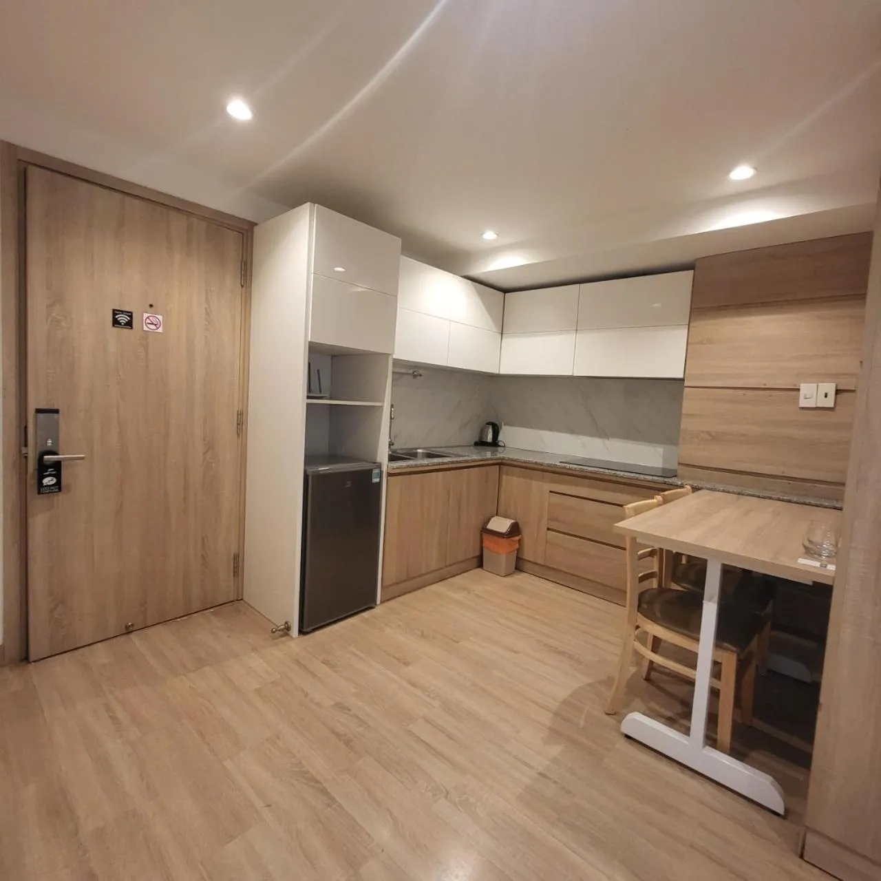 Kitchen or kitchenette in Simmi 4 Hotel & Apartment Near SECC