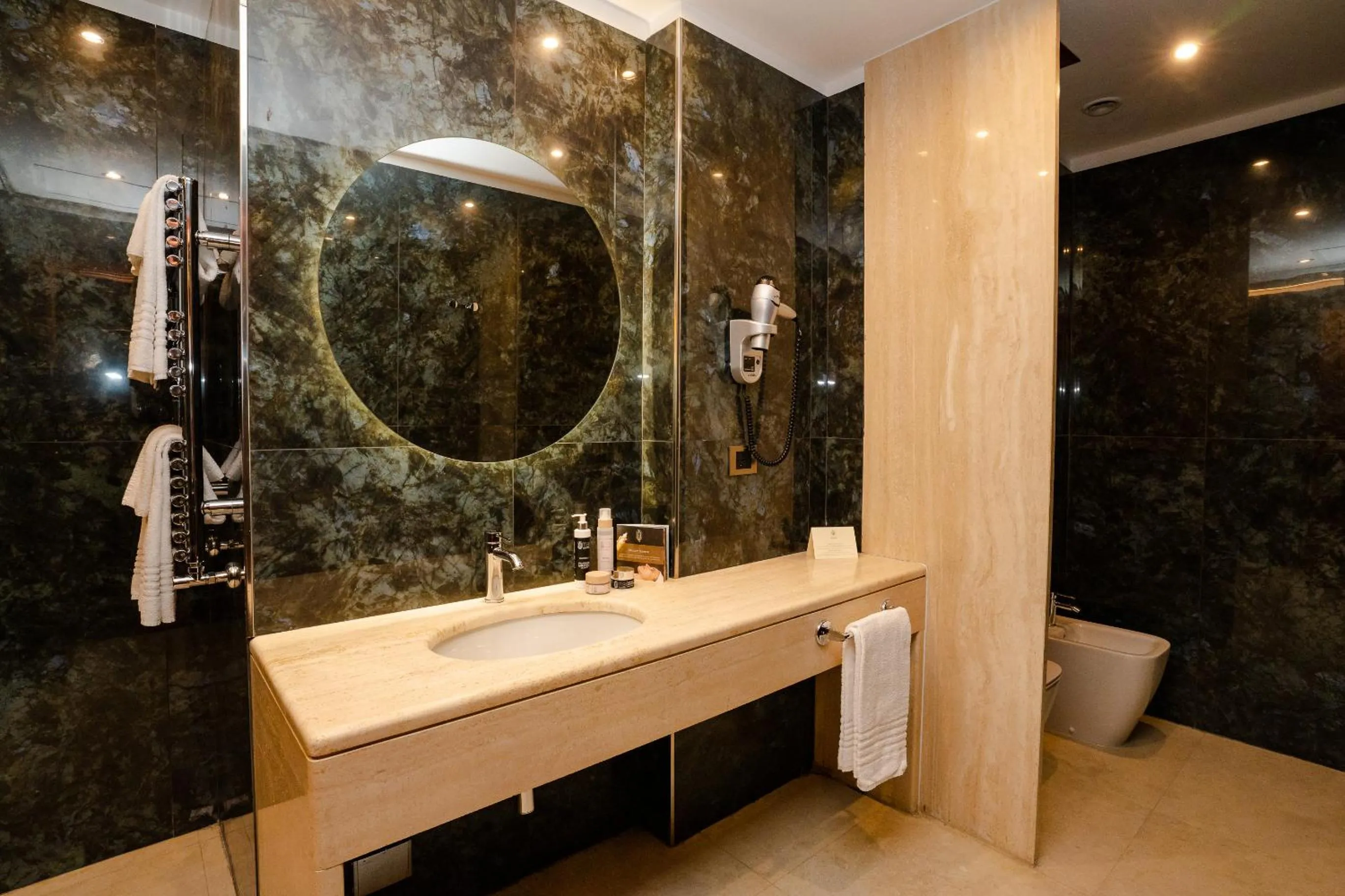Bathroom in Grand Hotel Duca D'Este
