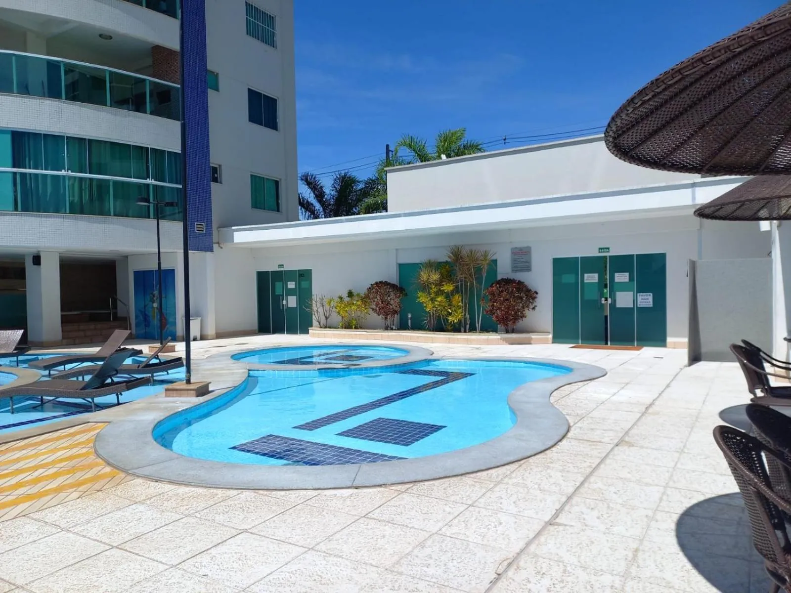 Apartamento com varanda gourmet e churrasqueira Caldas Nova
