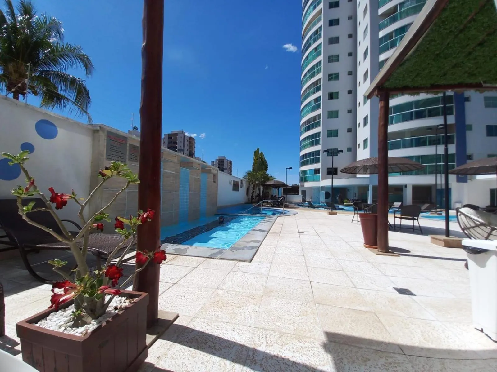Apartamento com varanda gourmet e churrasqueira Caldas Nova