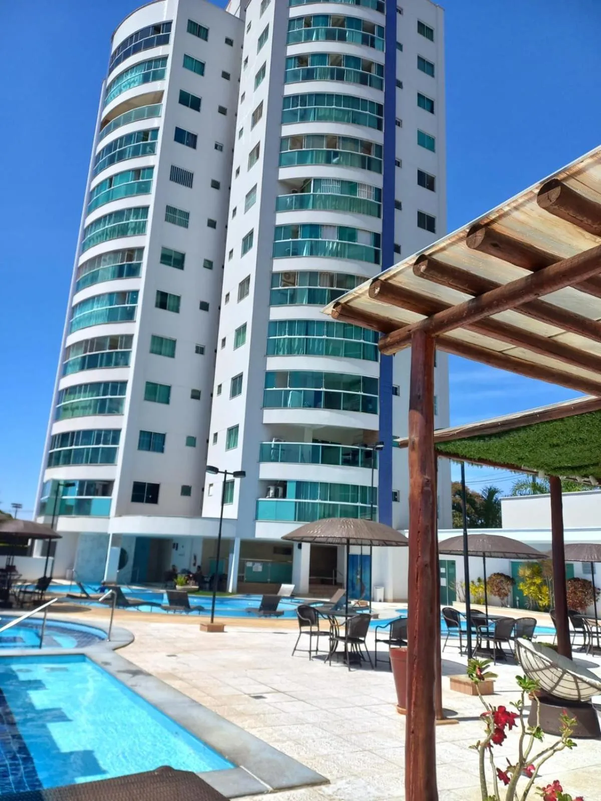 Apartamento com varanda gourmet e churrasqueira Caldas Nova