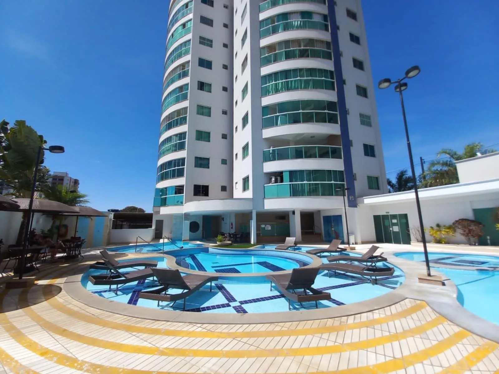 Apartamento com varanda gourmet e churrasqueira Caldas Nova