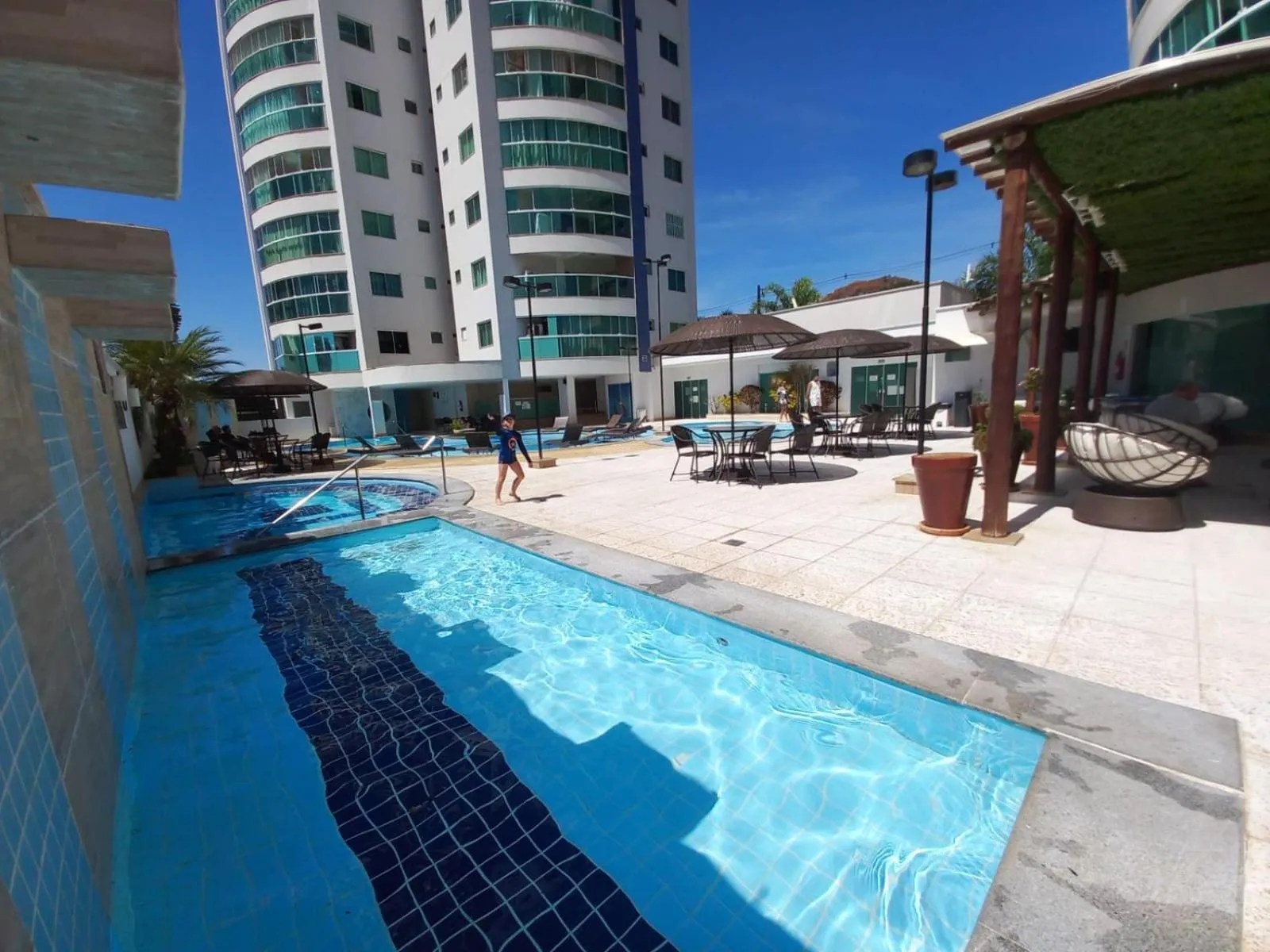 Apartamento com varanda gourmet e churrasqueira Caldas Nova